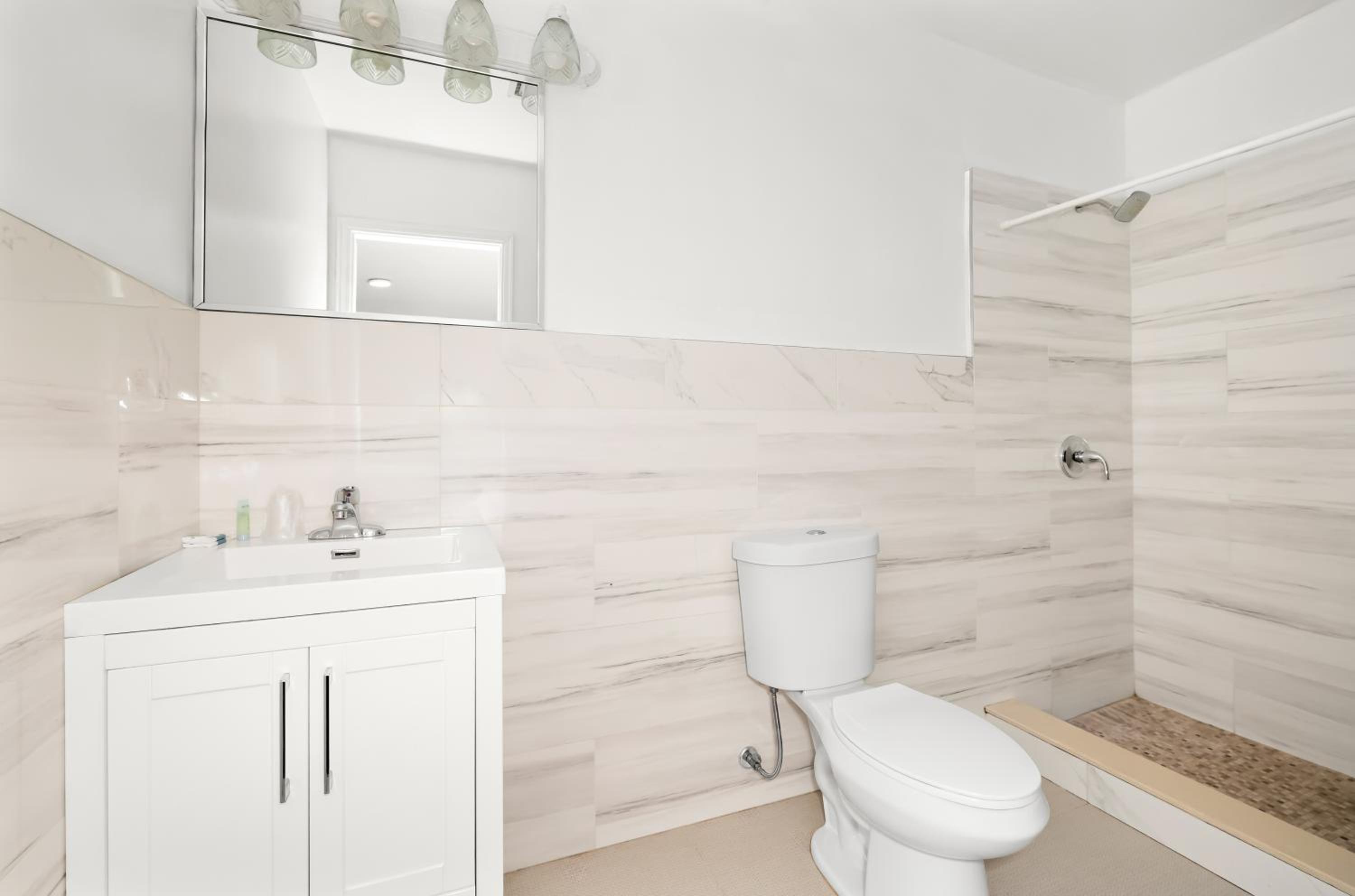 2 Double Beds Accessible Kitchenette Non Smoking - Photo 5