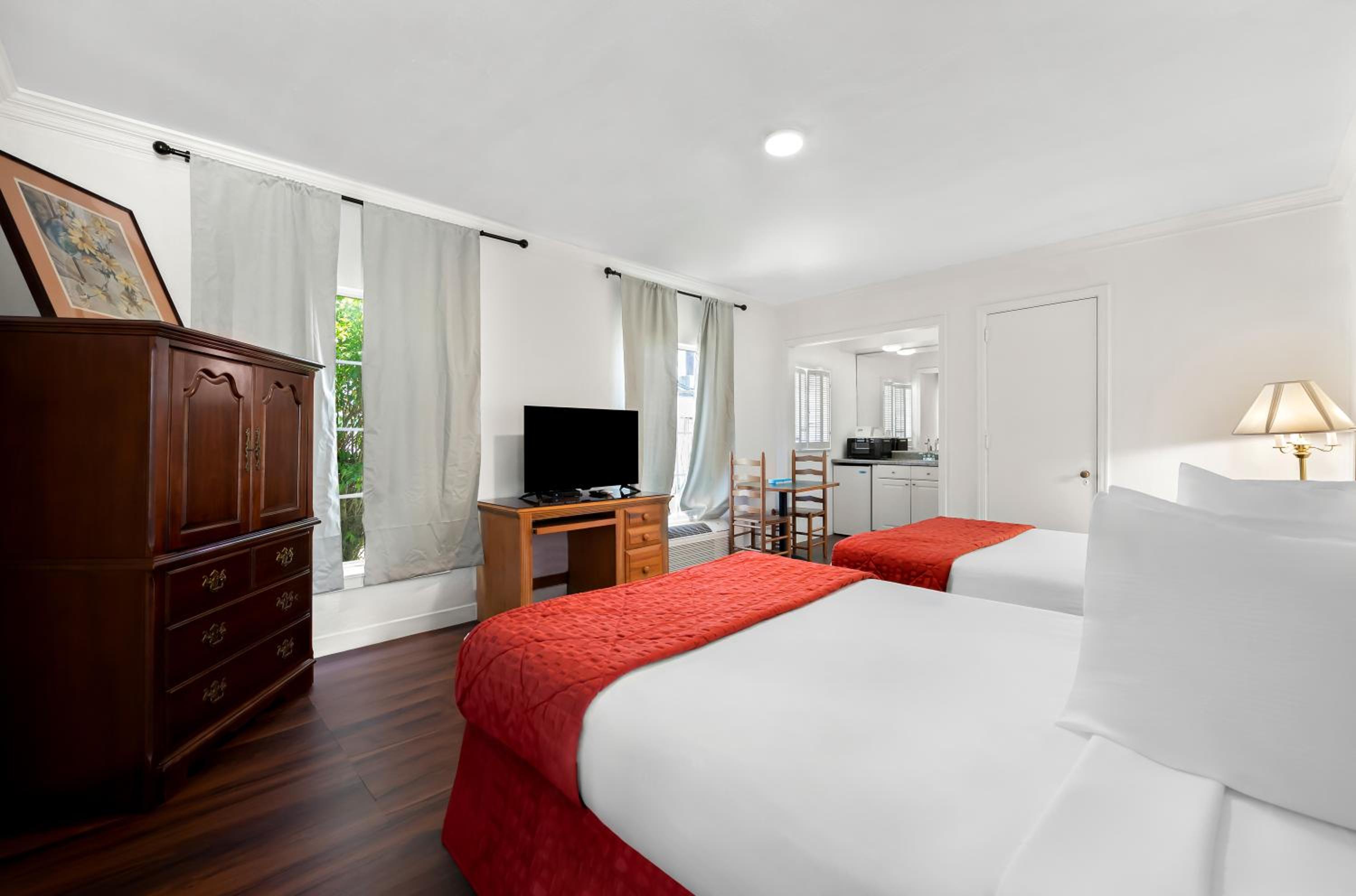 2 Double Beds Accessible Kitchenette Non Smoking - Photo 1