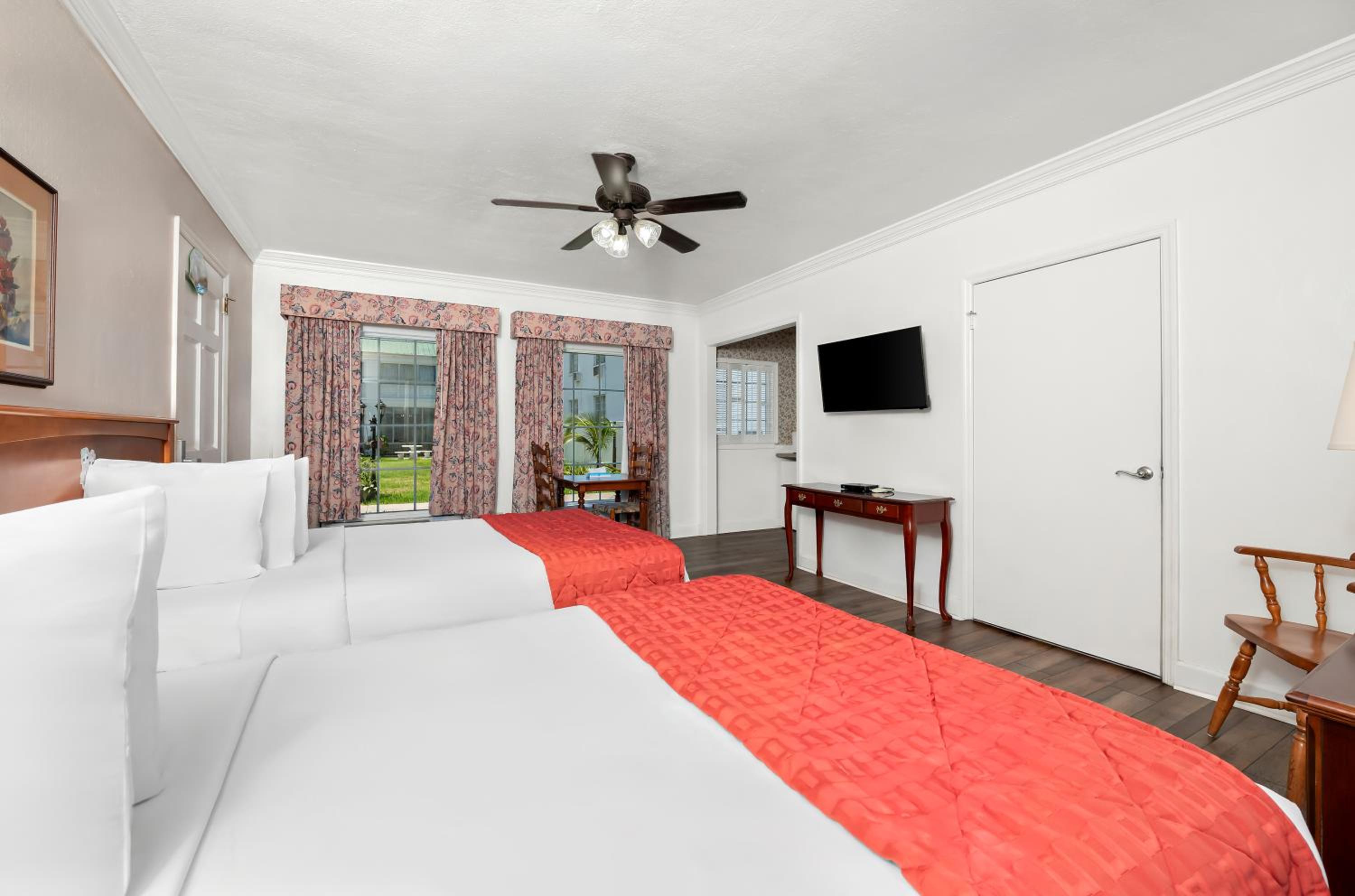 2 Double Beds Accessible Kitchenette Non Smoking - Photo 4