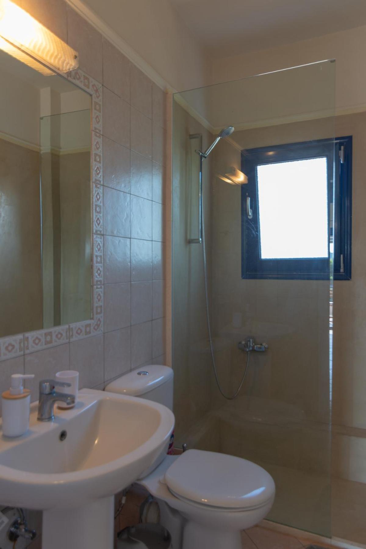 Two-Bedroom Apartment with Balcony and Sea View photo 3