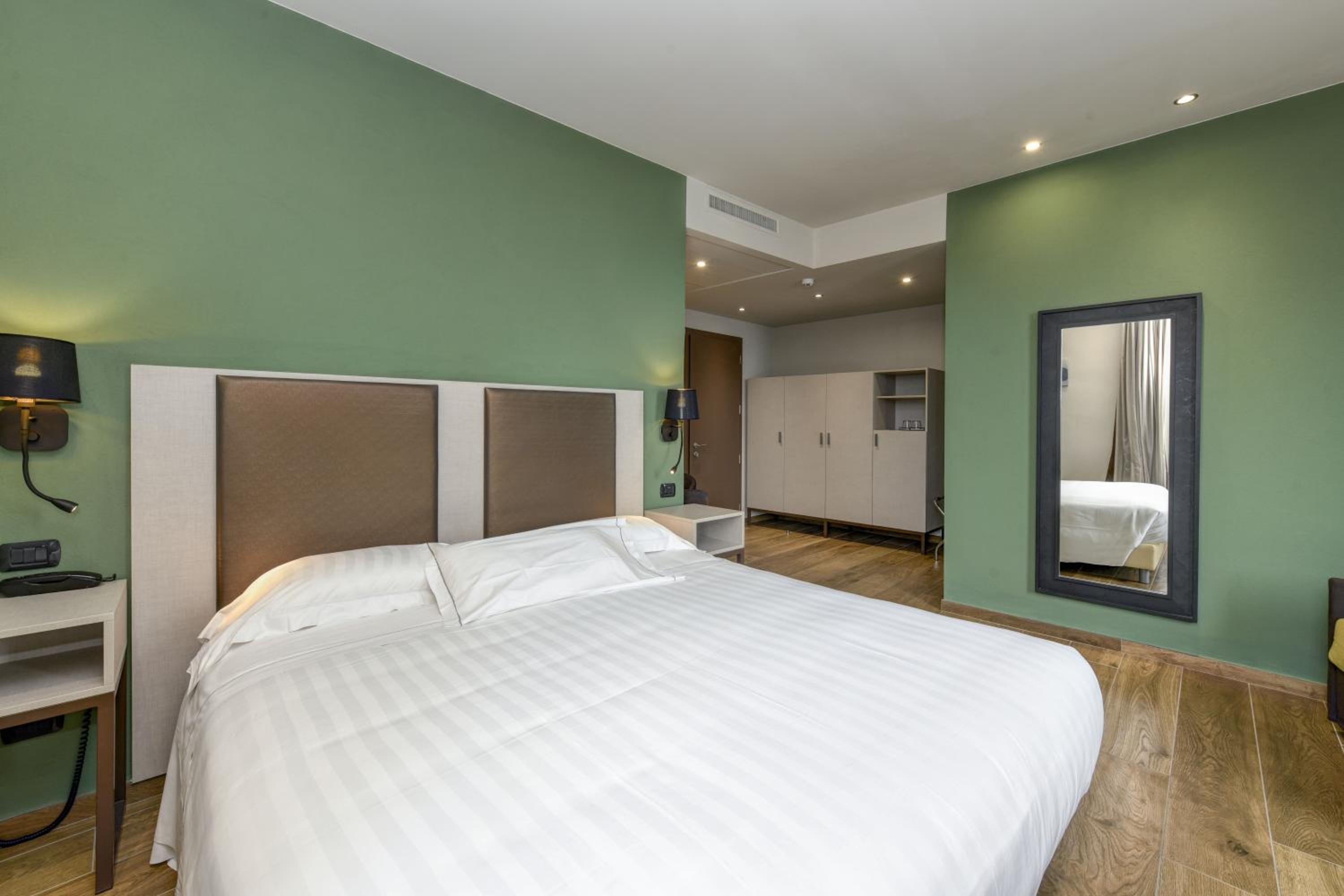 Deluxe Room with Lake View - Photo 4