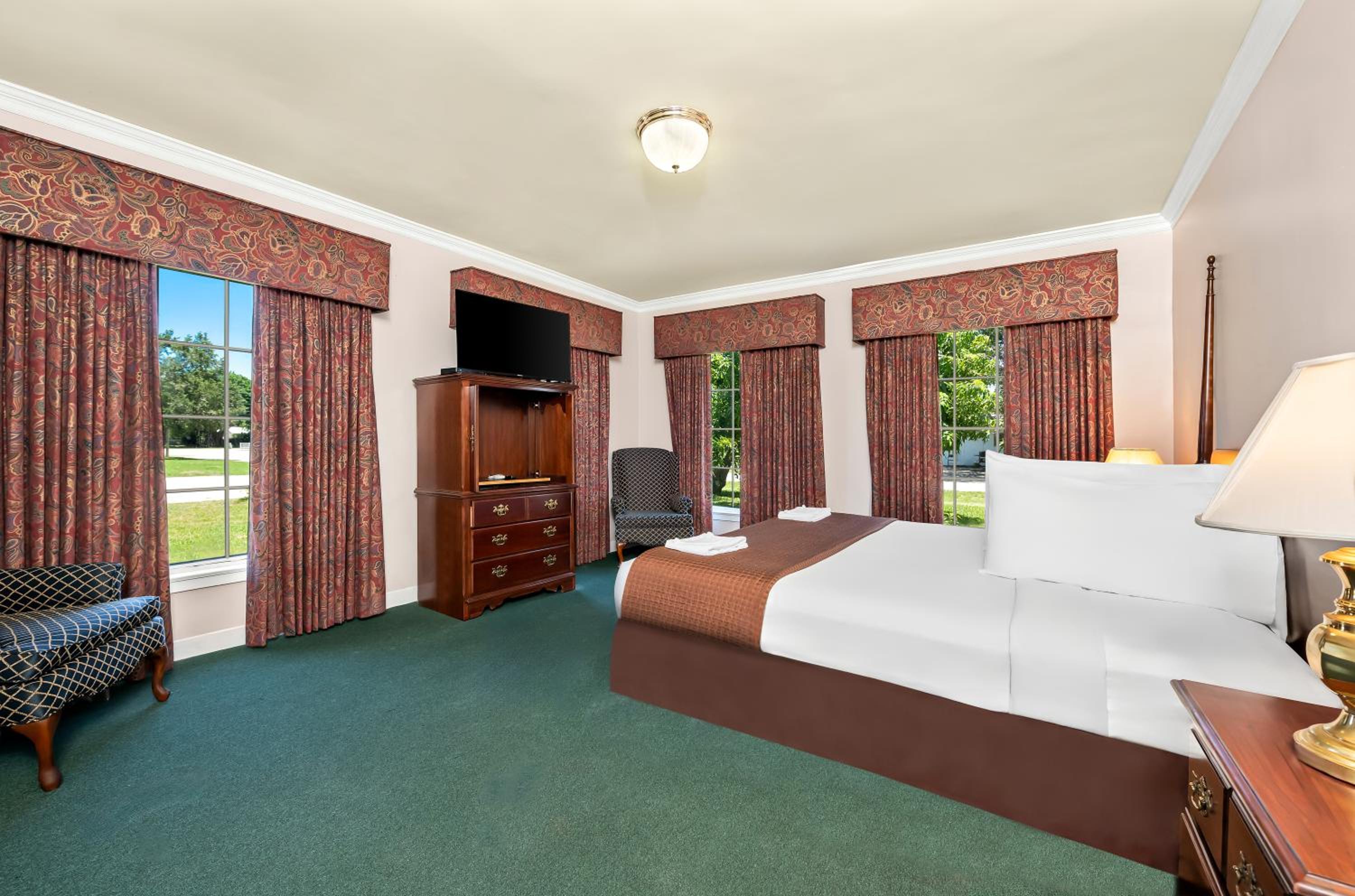 1 king suite non-smoking - Photo 1