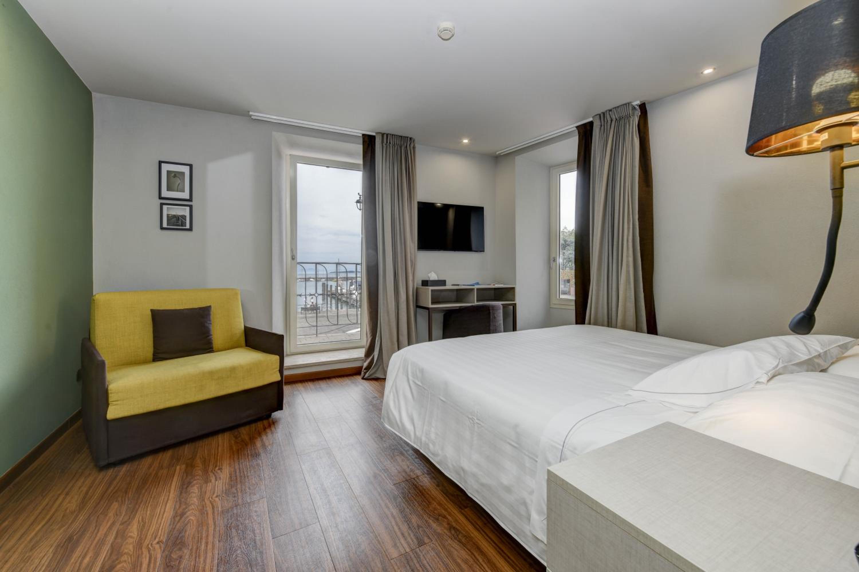 Deluxe Room with Balcony and Lake View - Photo 6