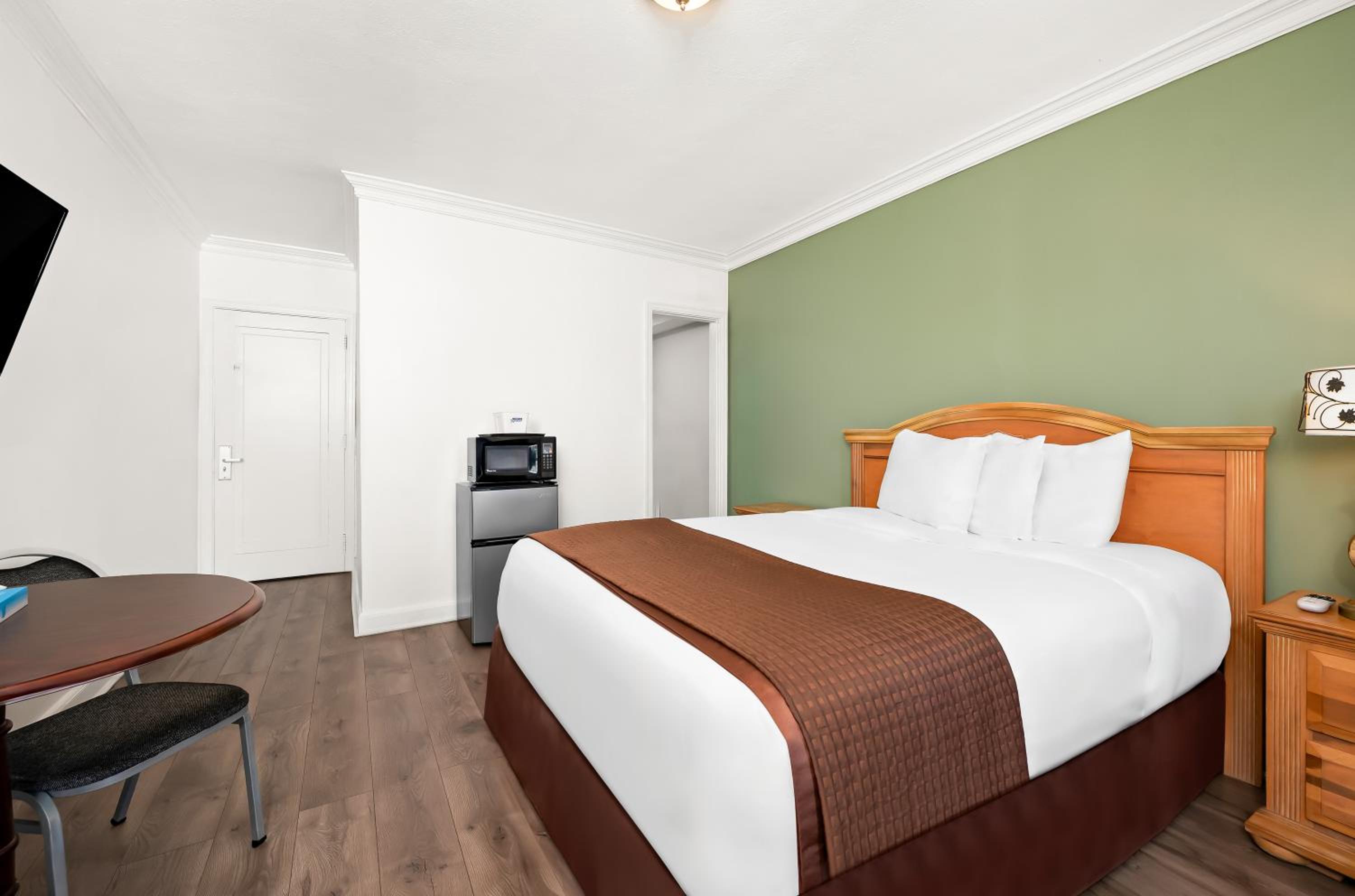 1 King Bed Non Smoking - Photo 1