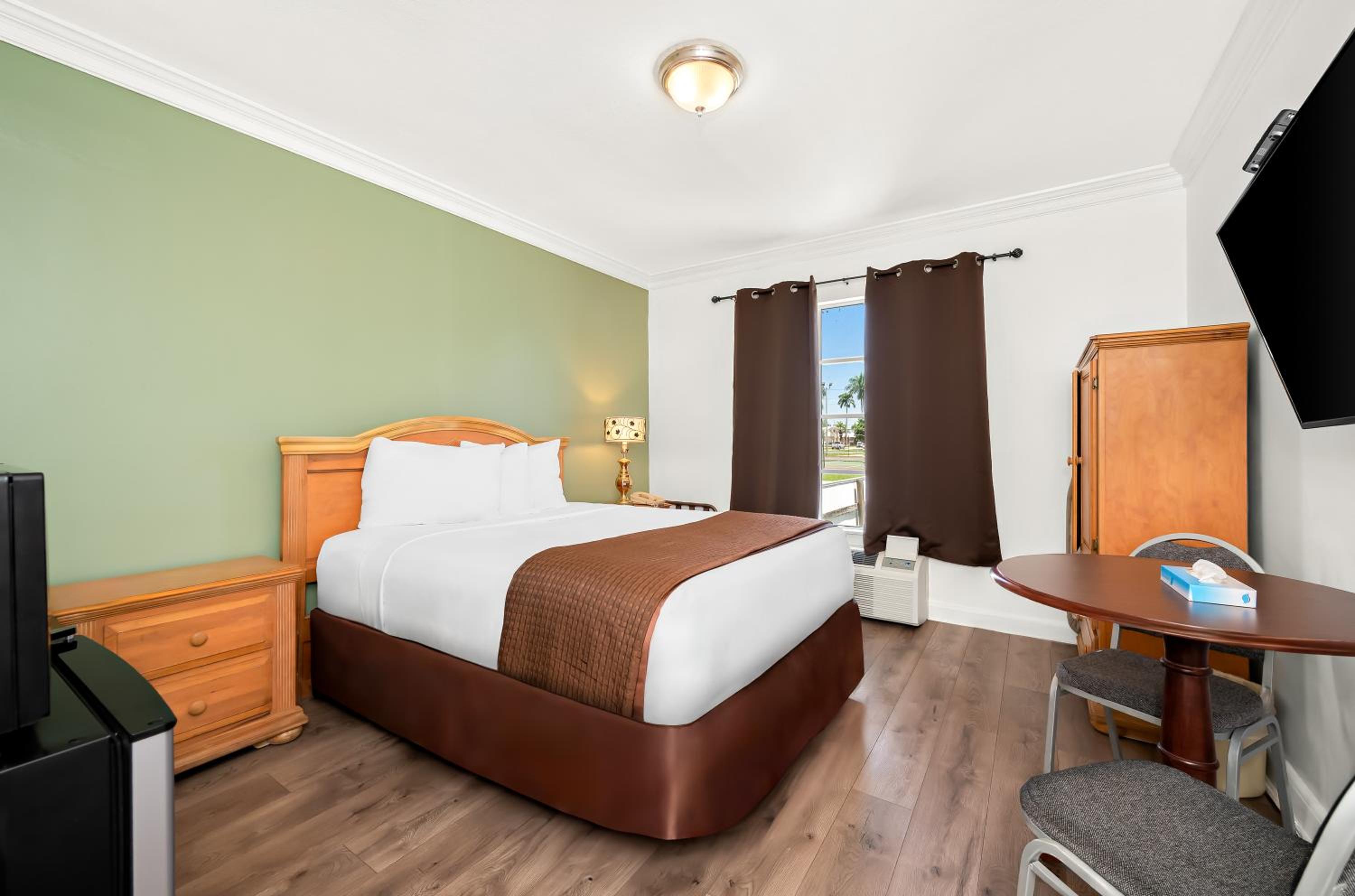 1 King Bed Non Smoking - Photo 2