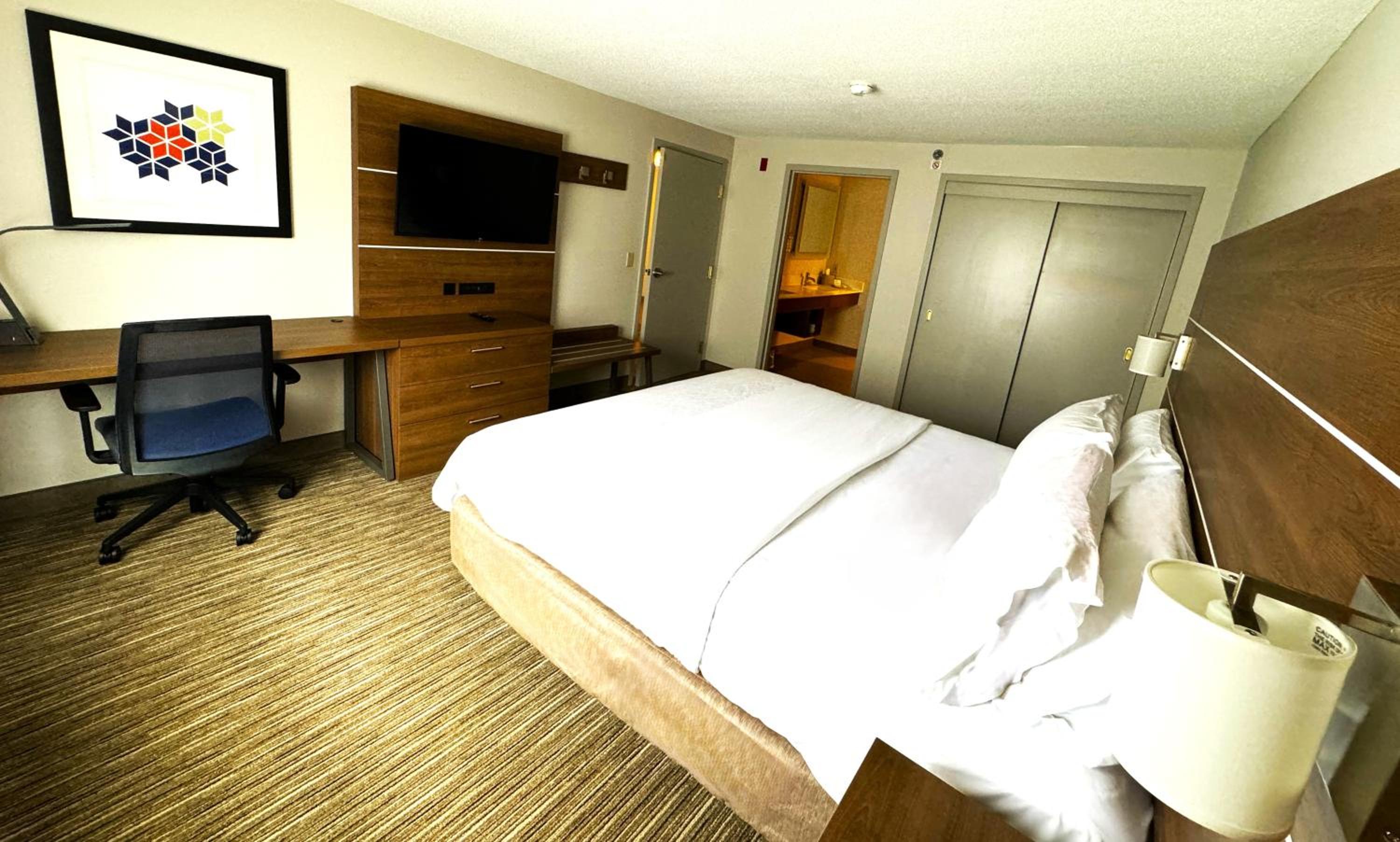 King Suite with Spa Bath - Non-Smoking photo 2