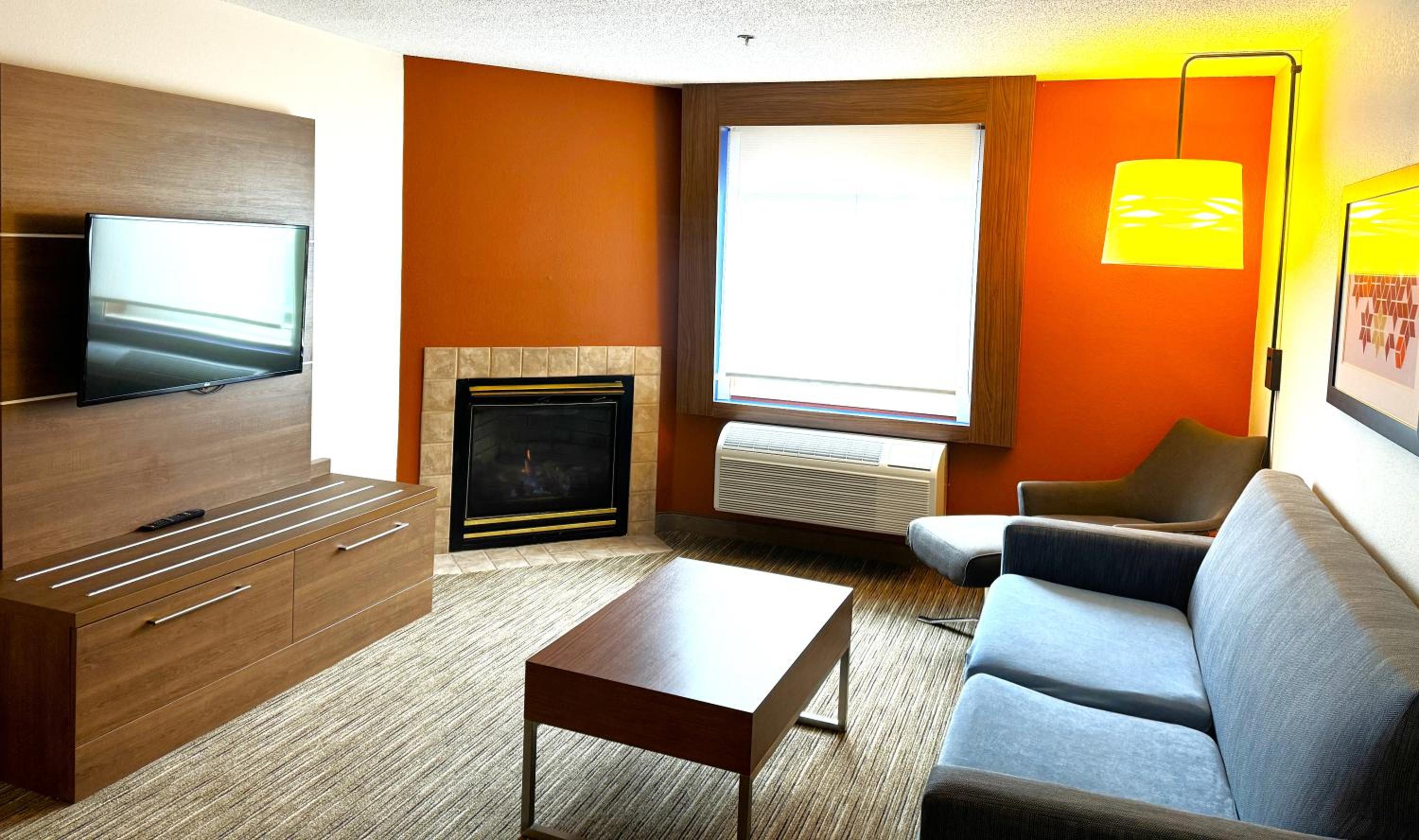 King Suite with Spa Bath - Non-Smoking photo 3