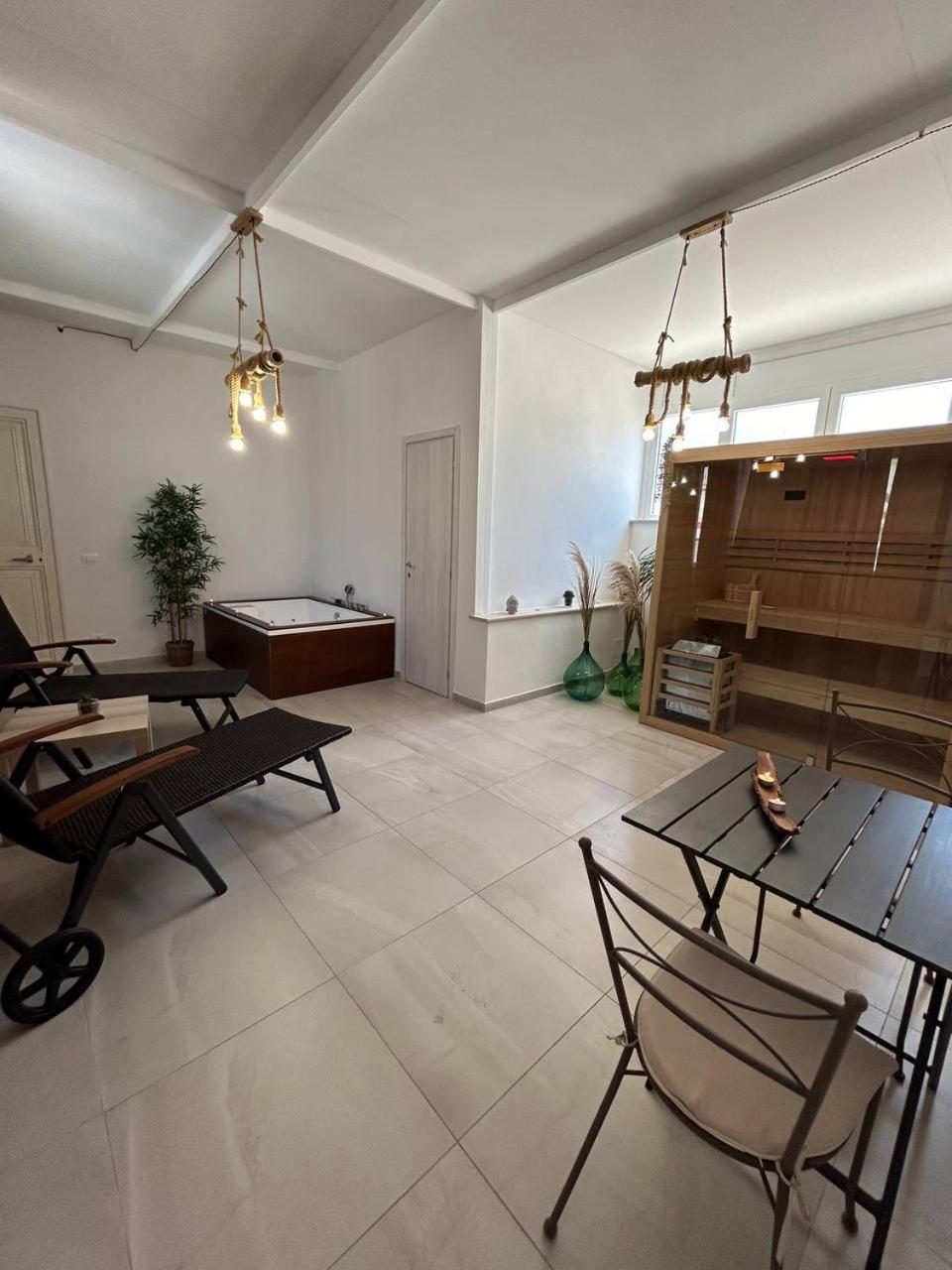 King Suite with Spa Bath - Photo 1