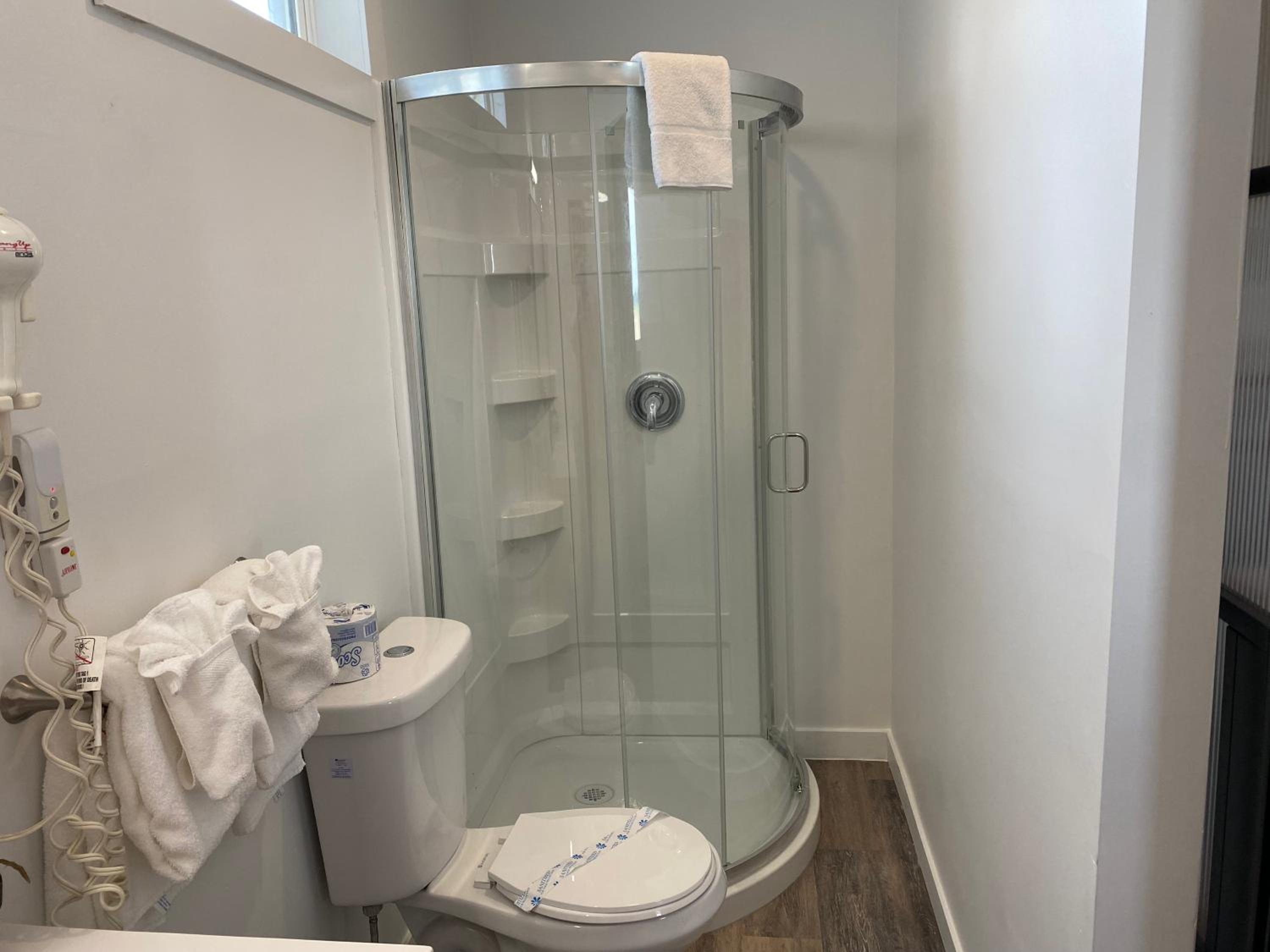 Queen Suite with Spa Bath - Non-Smoking - Photo 6