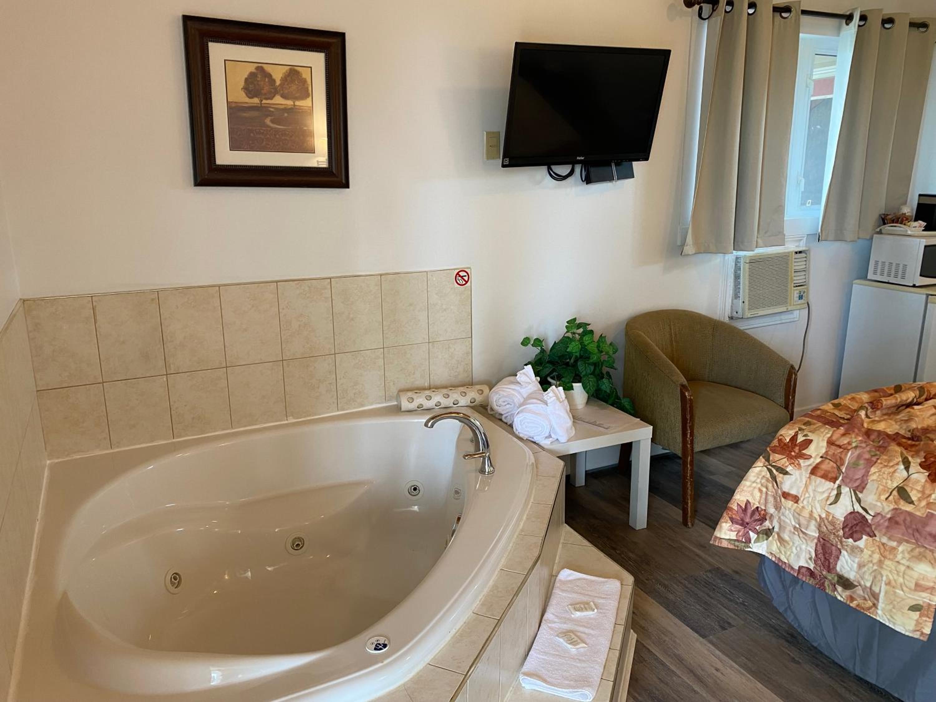 Queen Suite with Spa Bath - Non-Smoking - Photo 4