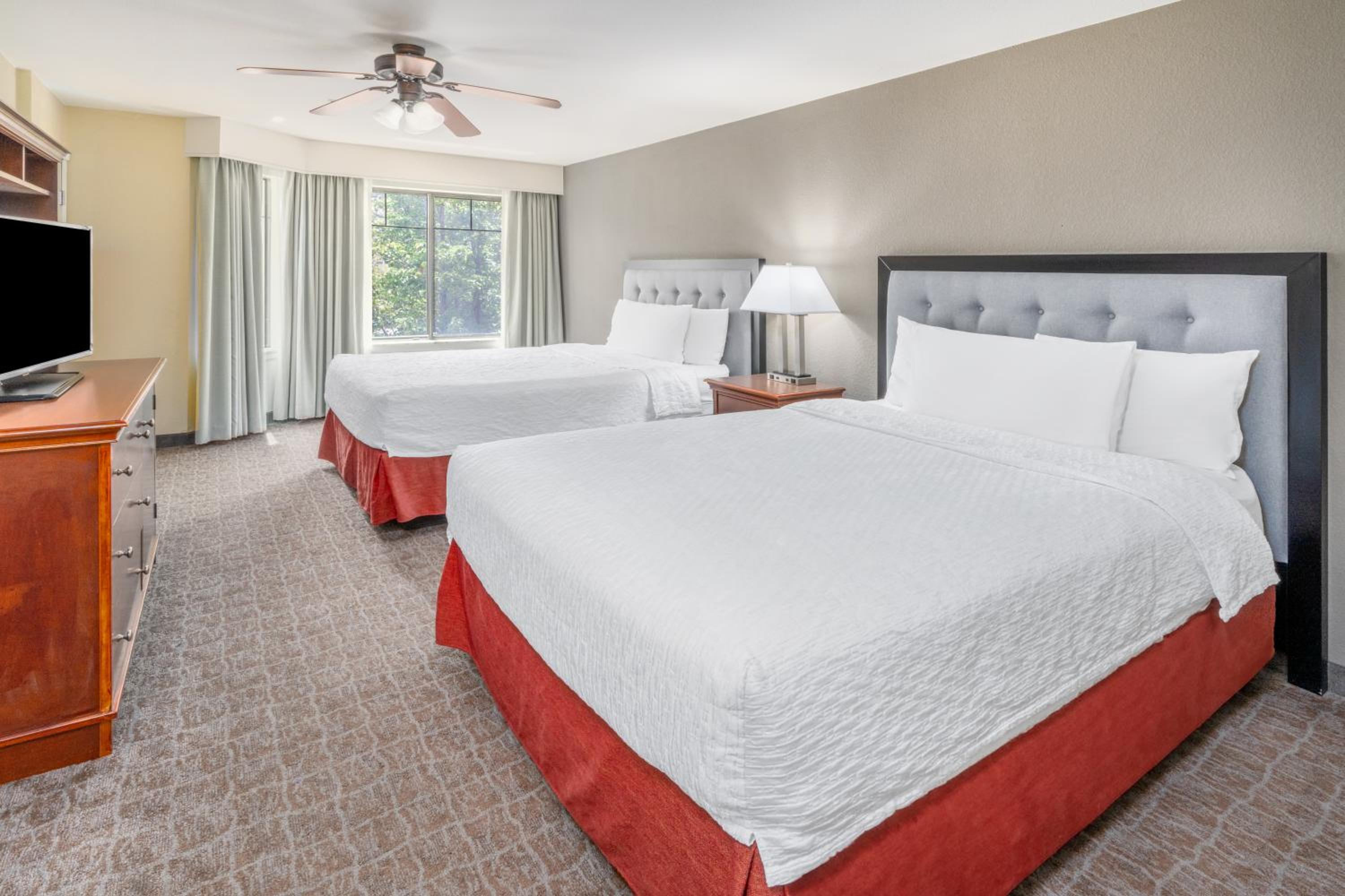One-Bedroom Queen Suite with Two Queen Beds - Non-Smoking - Photo 6