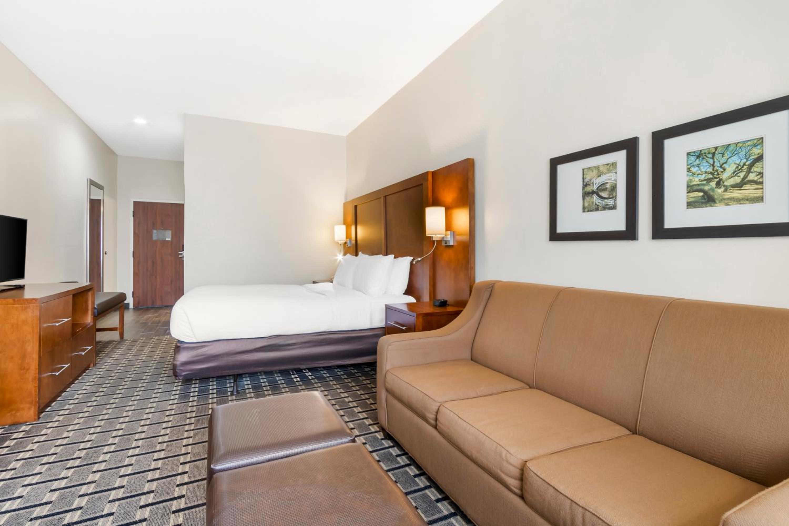 Efficiency Queen Suite - Accessible/Non-Smoking photo 2
