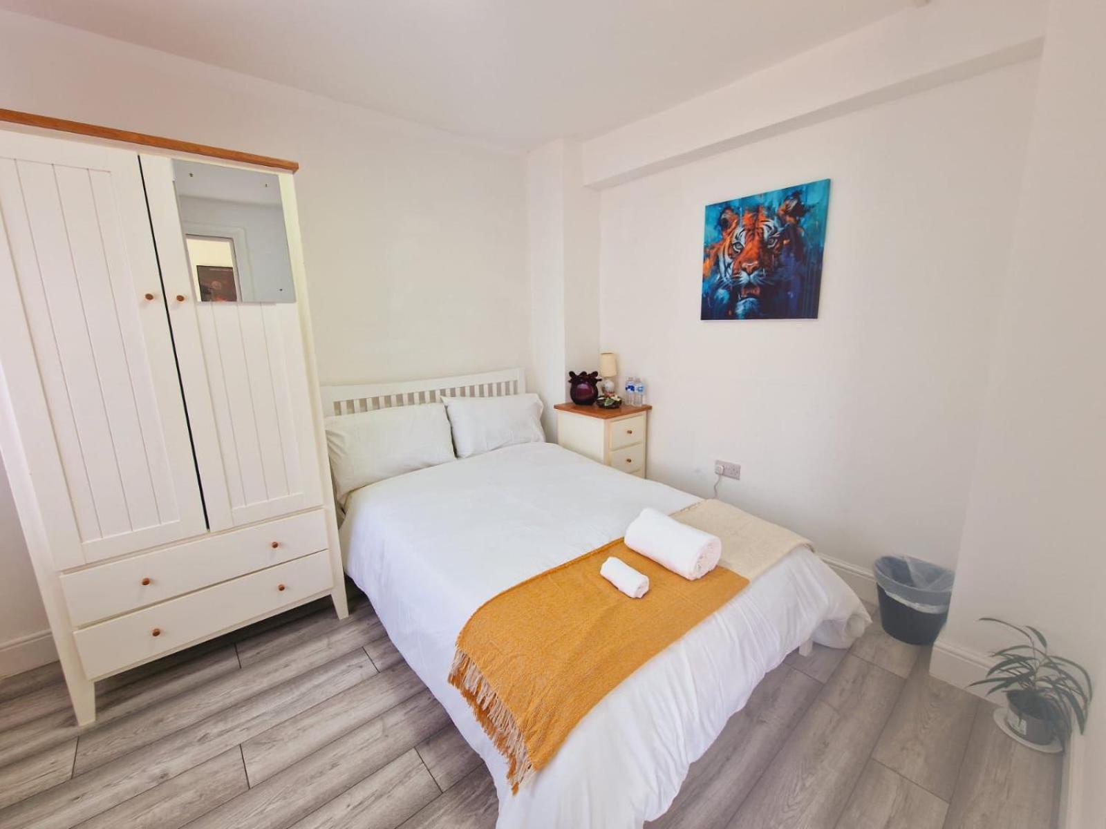 Five-Bedroom House photo 1