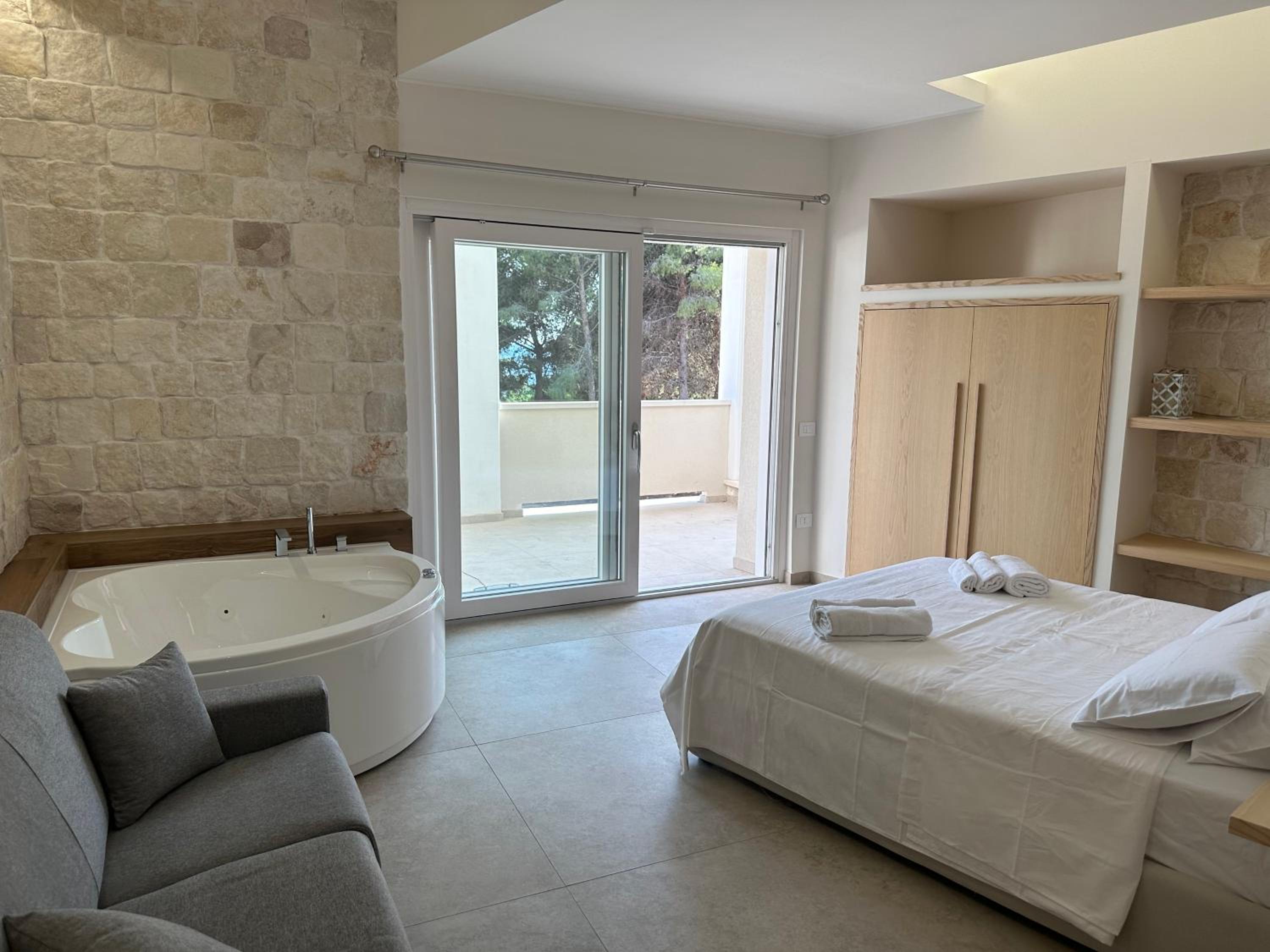 Double Room with Spa Bath photo 3