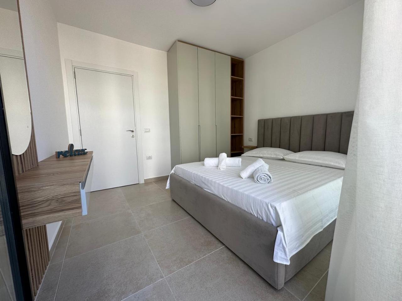 One-Bedroom Apartment with Balcony and Sea View photo 2