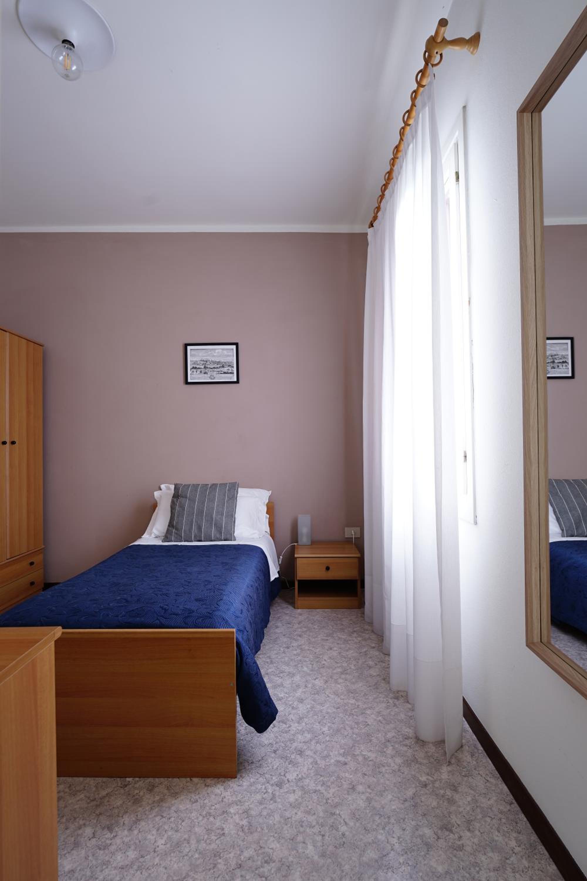 Single Room with Private Bathroom photo 1