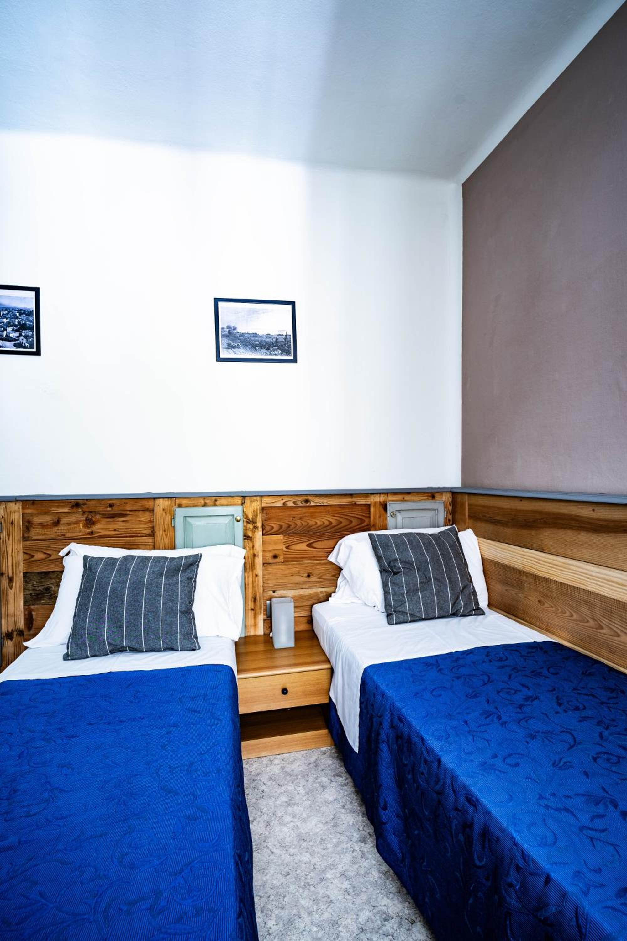 Twin Room with Private Bathroom photo 3