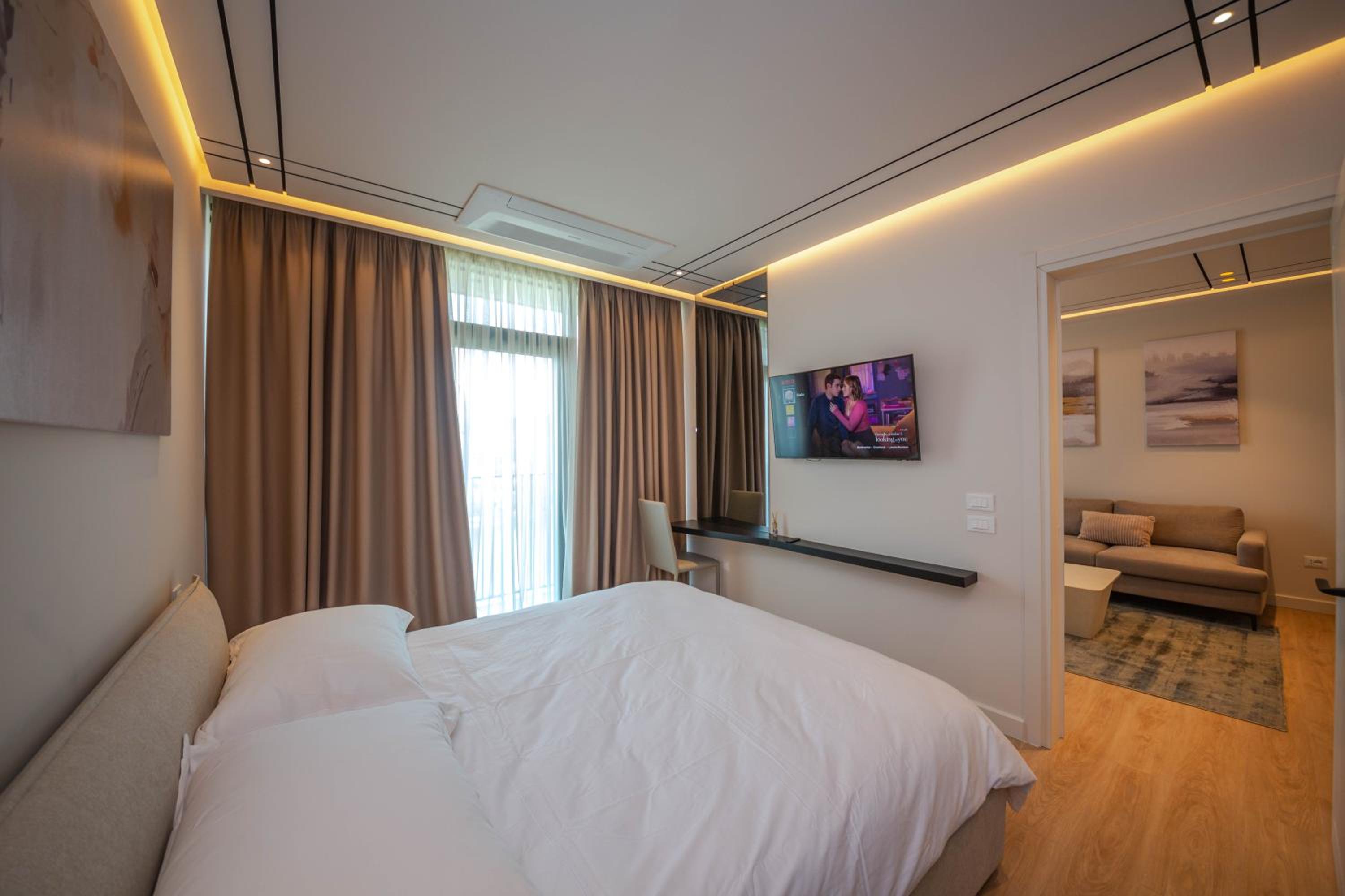 One-Bedroom Apartment with Lake View