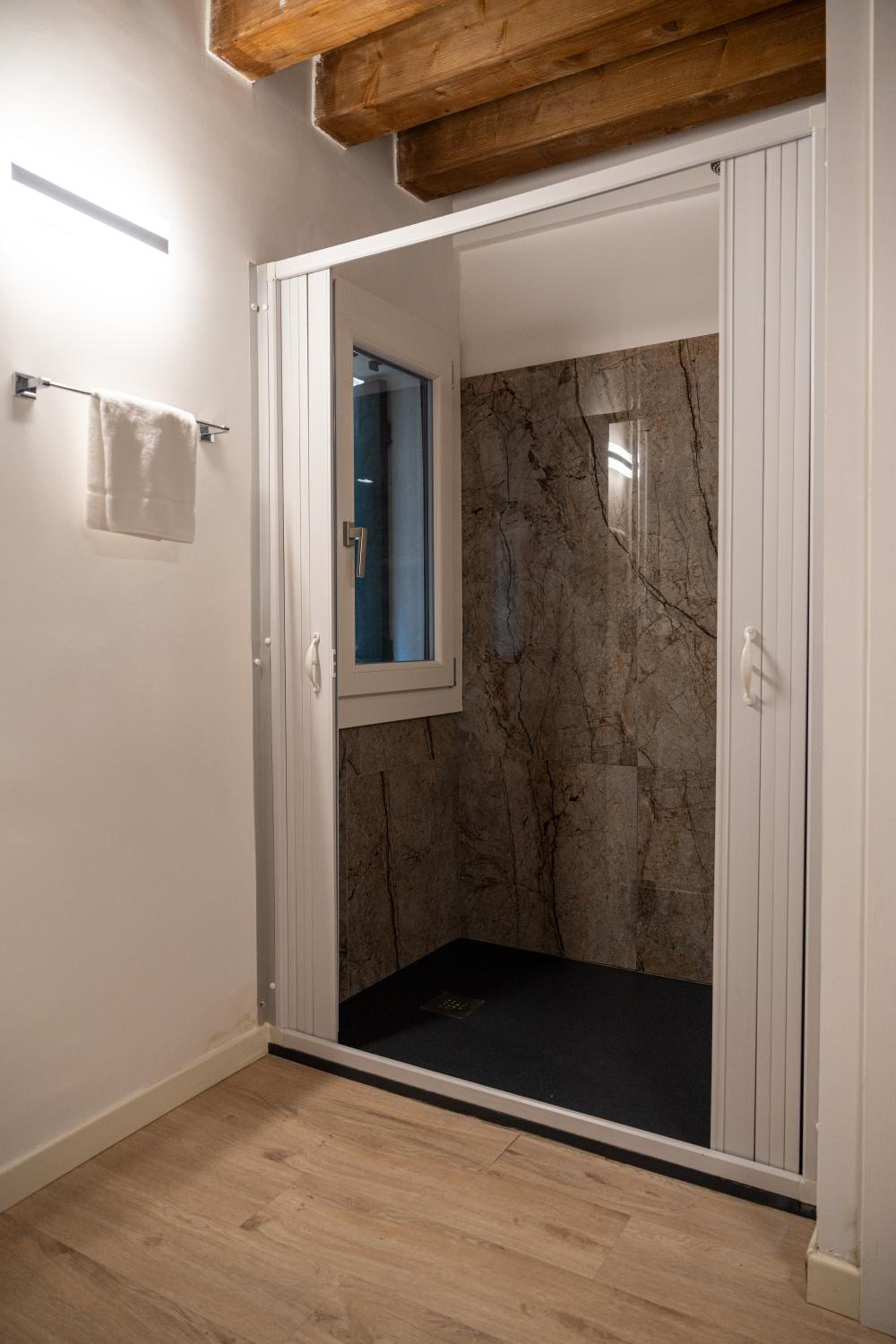 Superior King Room photo 2