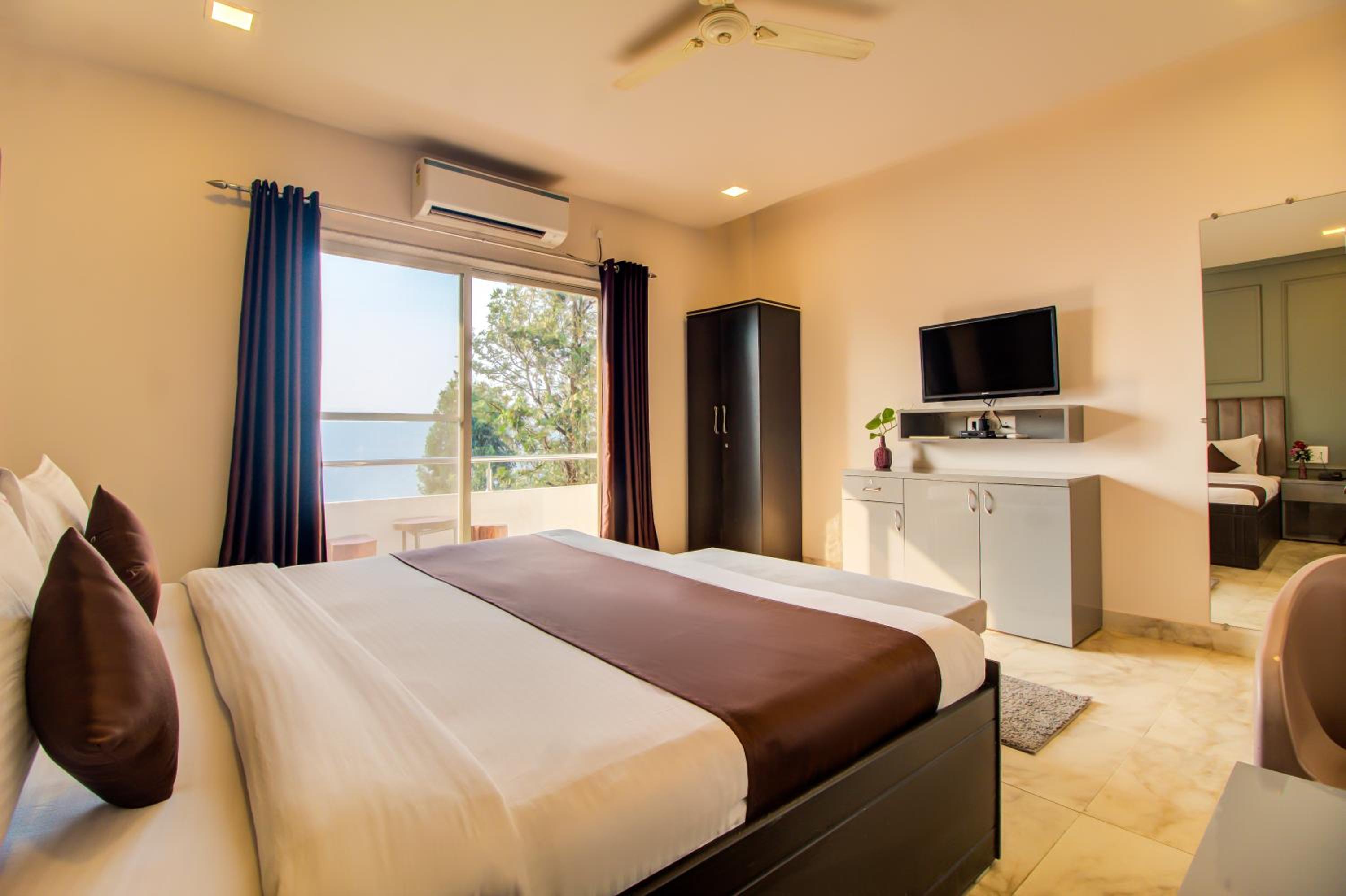 Double Room with Mountain View - Photo 9