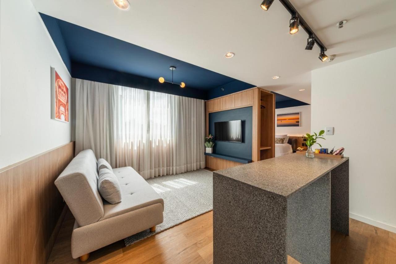 Executive Room with a Queen Bed and a Sofa photo 2