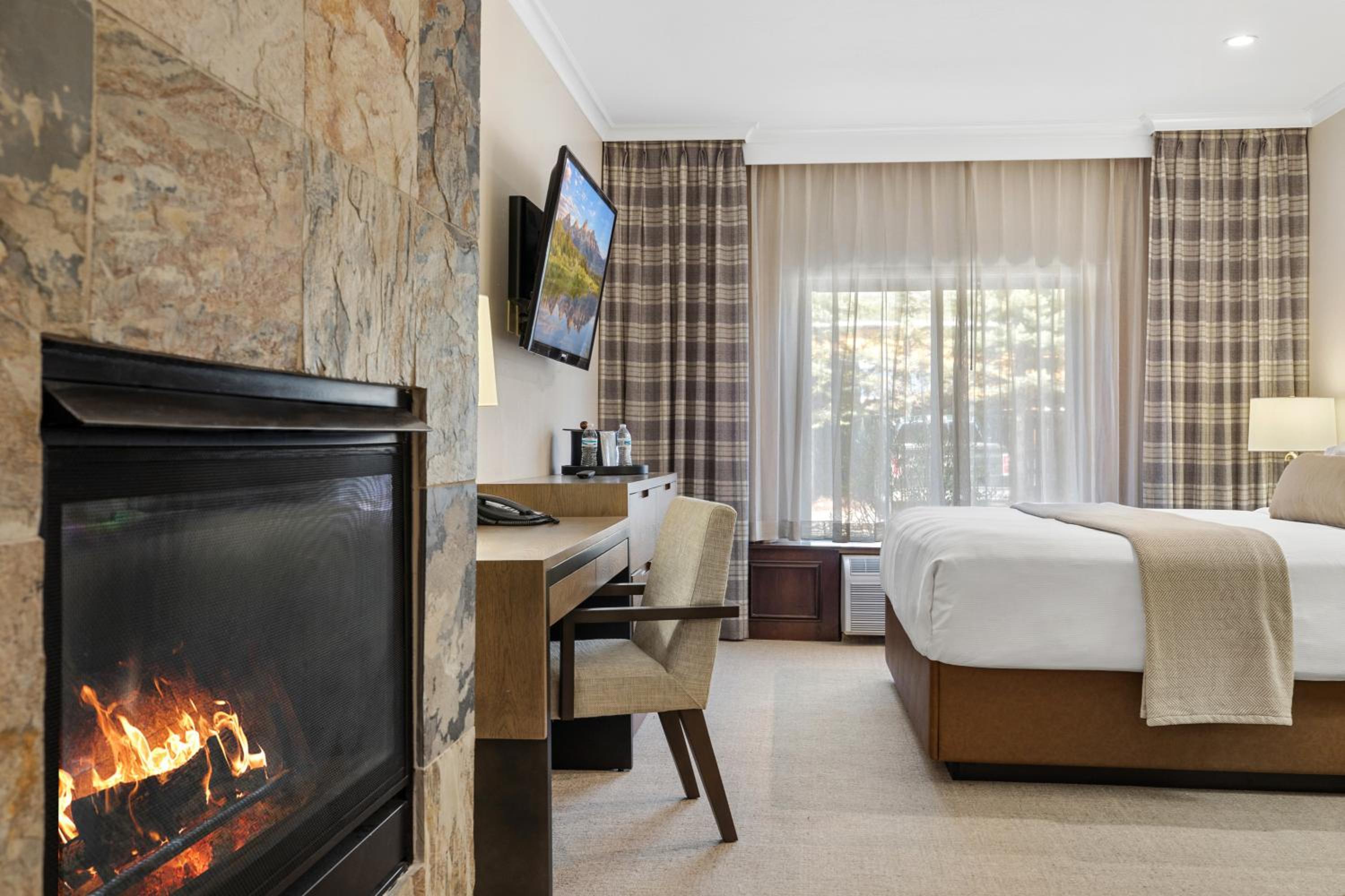 Deluxe King Room - Photo 5