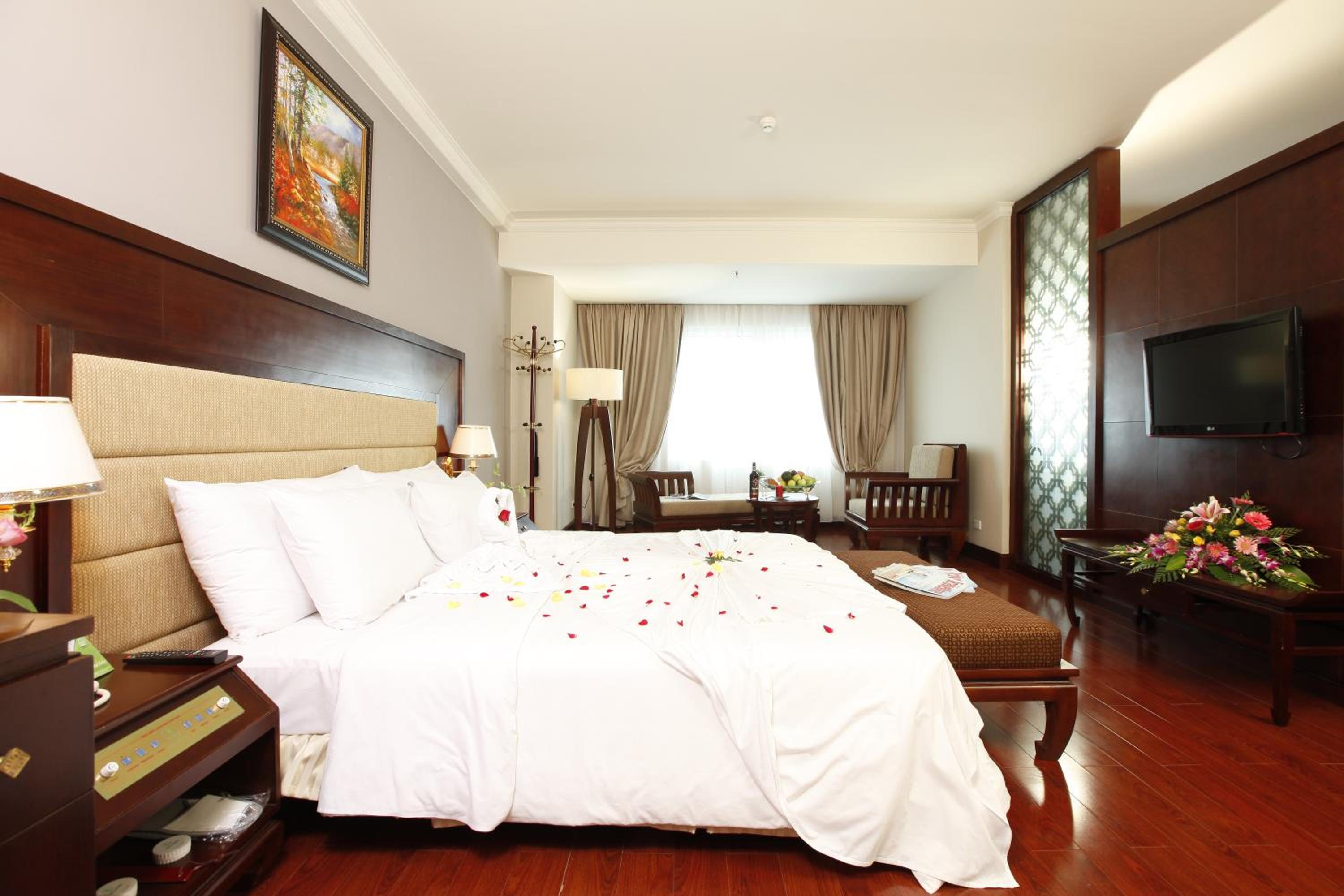 Deluxe King Suite photo 1