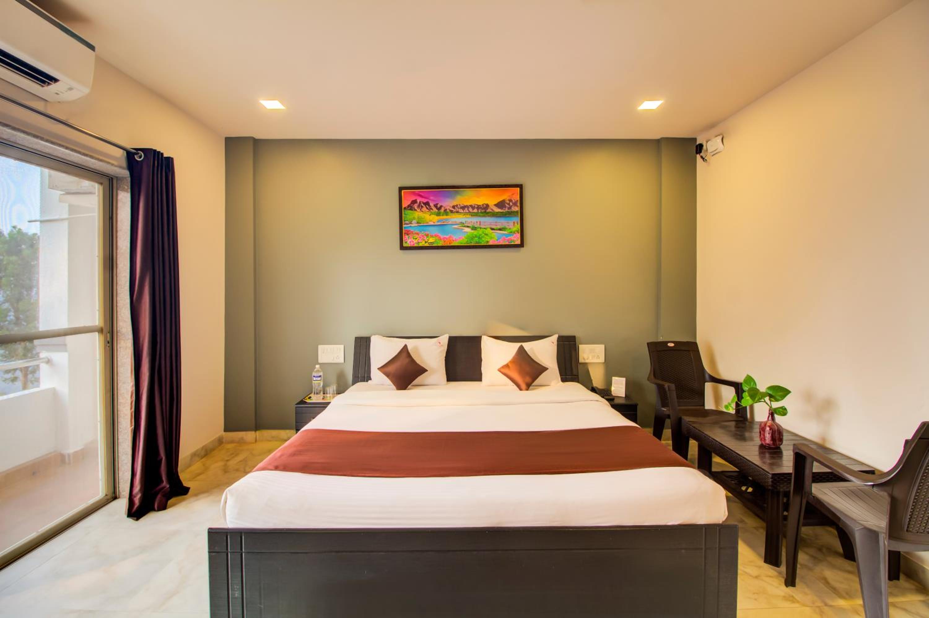 Deluxe Double Room with Balcony - Photo 1