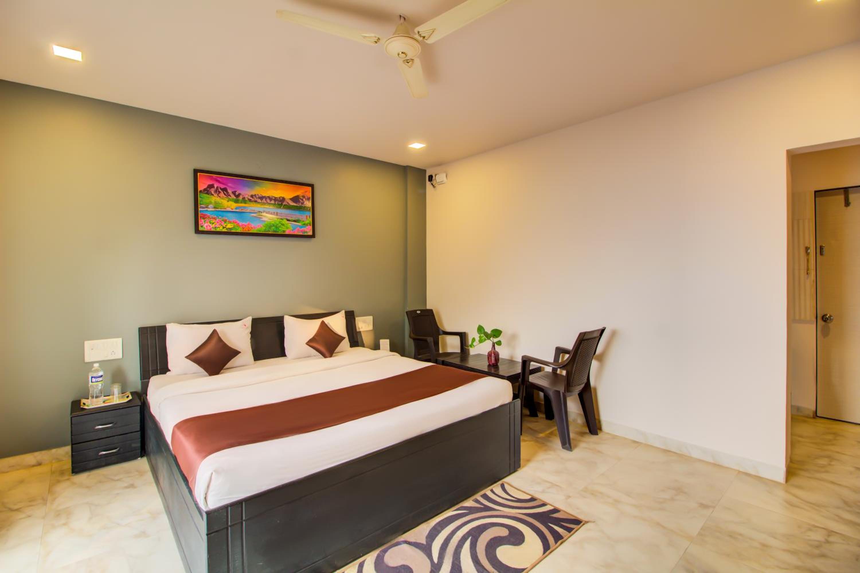 Deluxe Double Room with Balcony - Photo 9