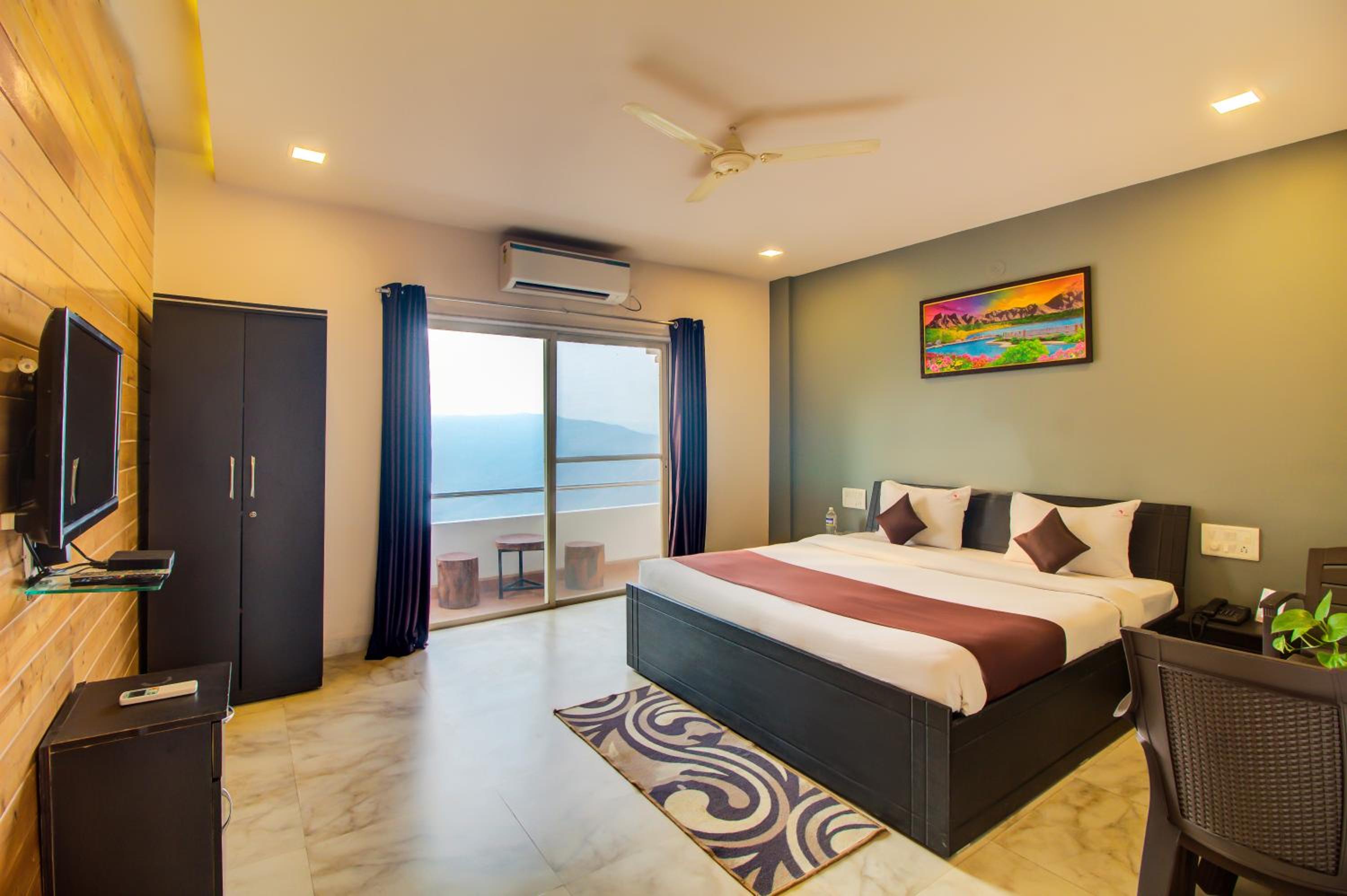 Deluxe Double Room with Balcony - Photo 7