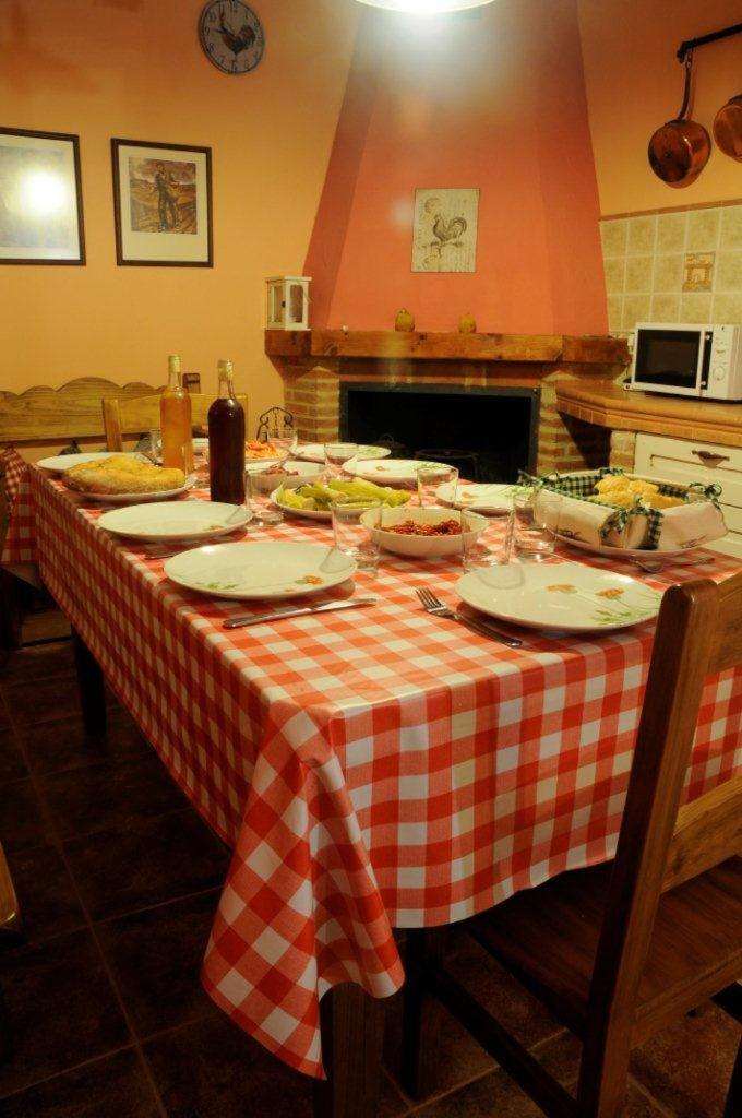Eight-Bedroom House photo 2
