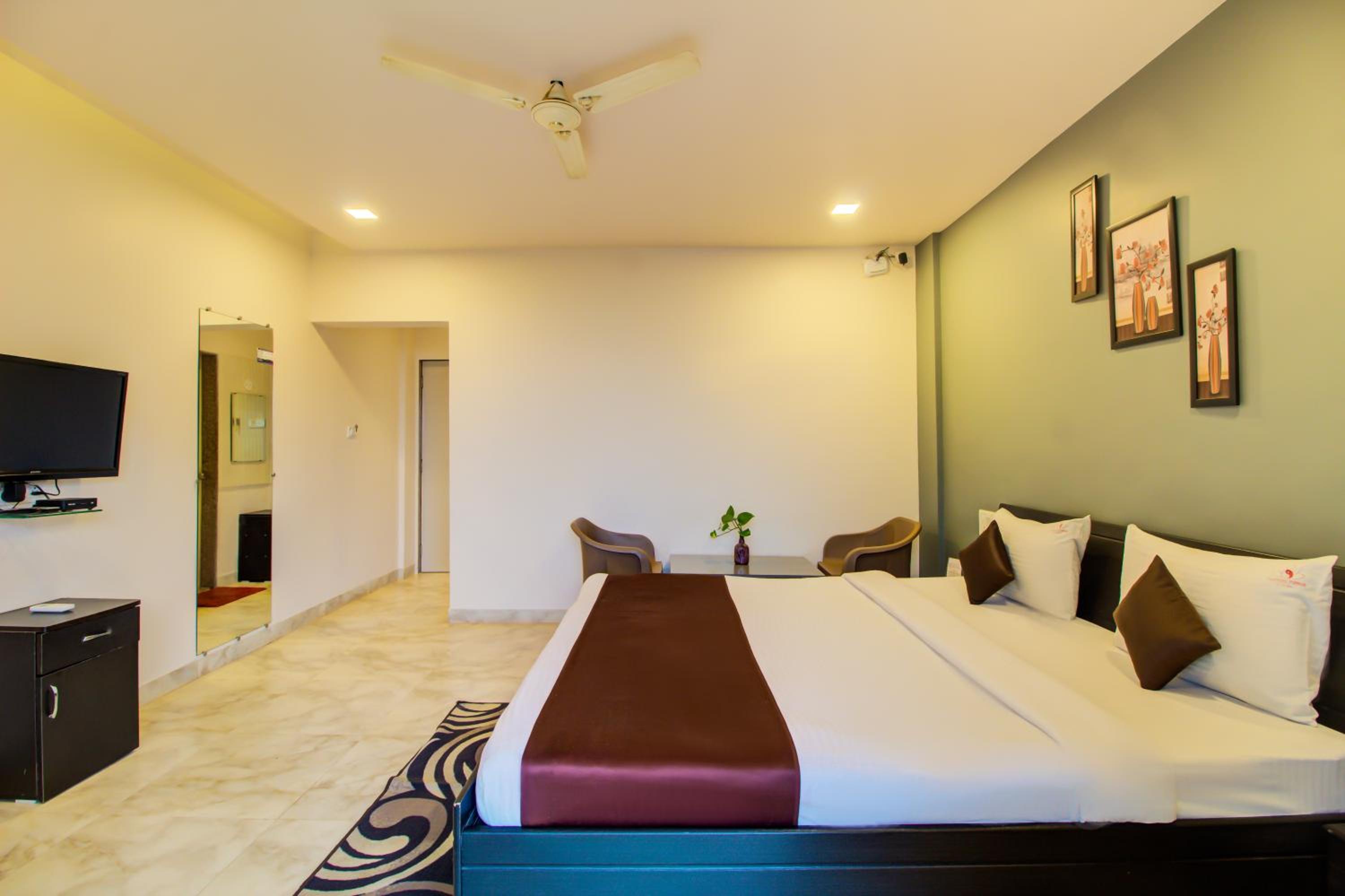 Deluxe Double Room with Balcony - Photo 4