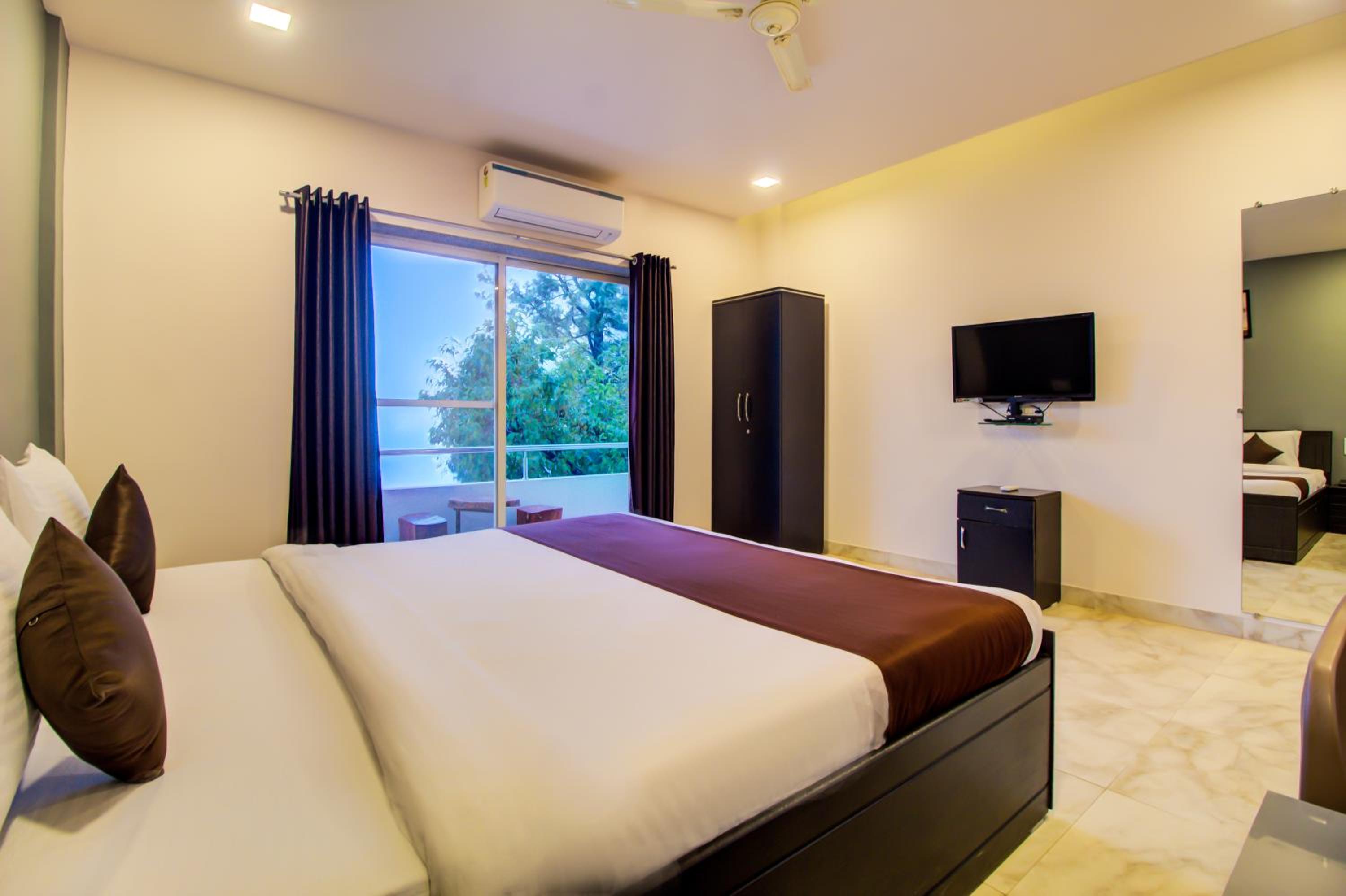 Deluxe Double Room with Balcony - Photo 3