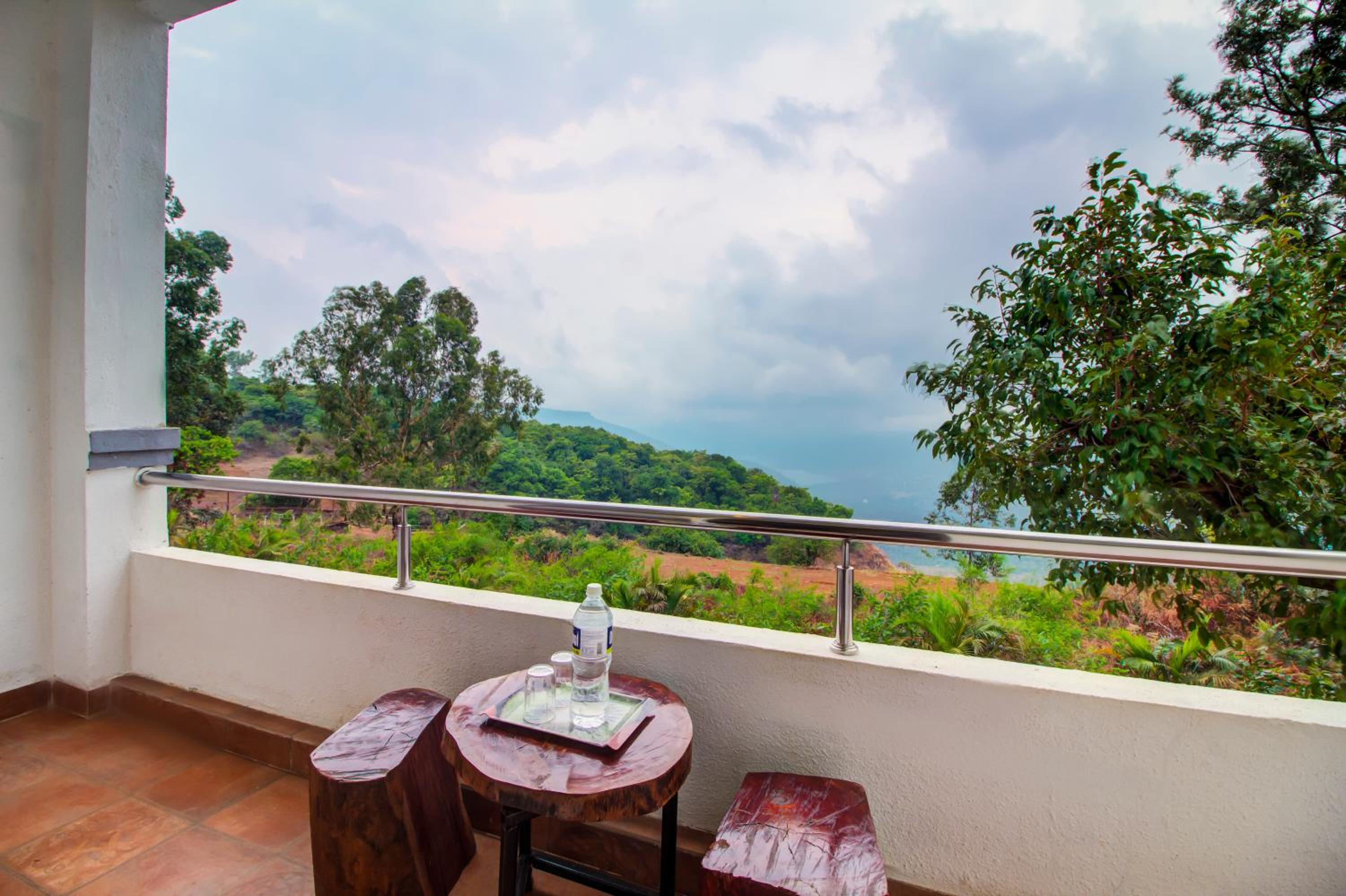 Deluxe Double Room with Balcony - Photo 8