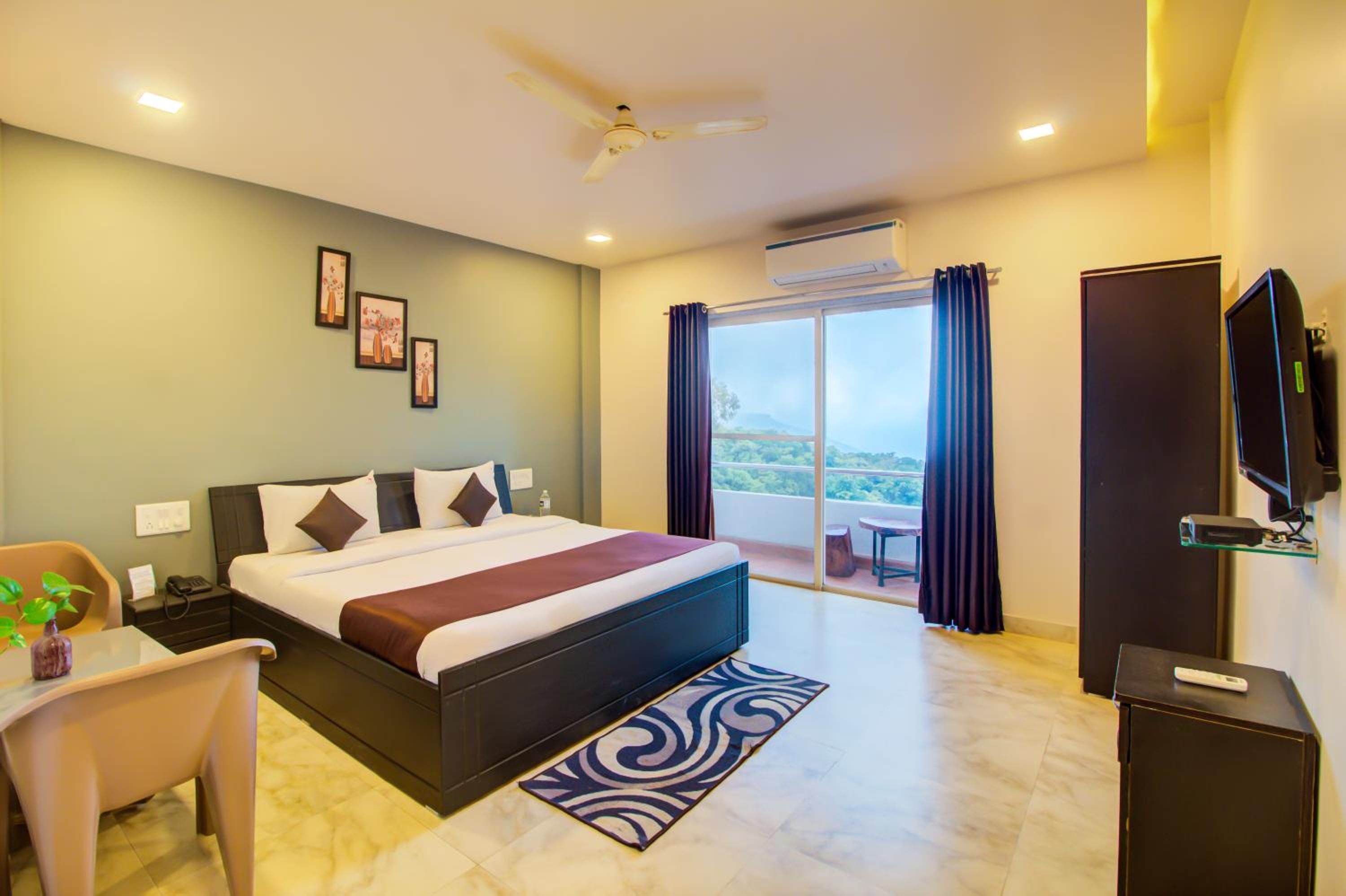 Deluxe Double Room with Balcony - Photo 2