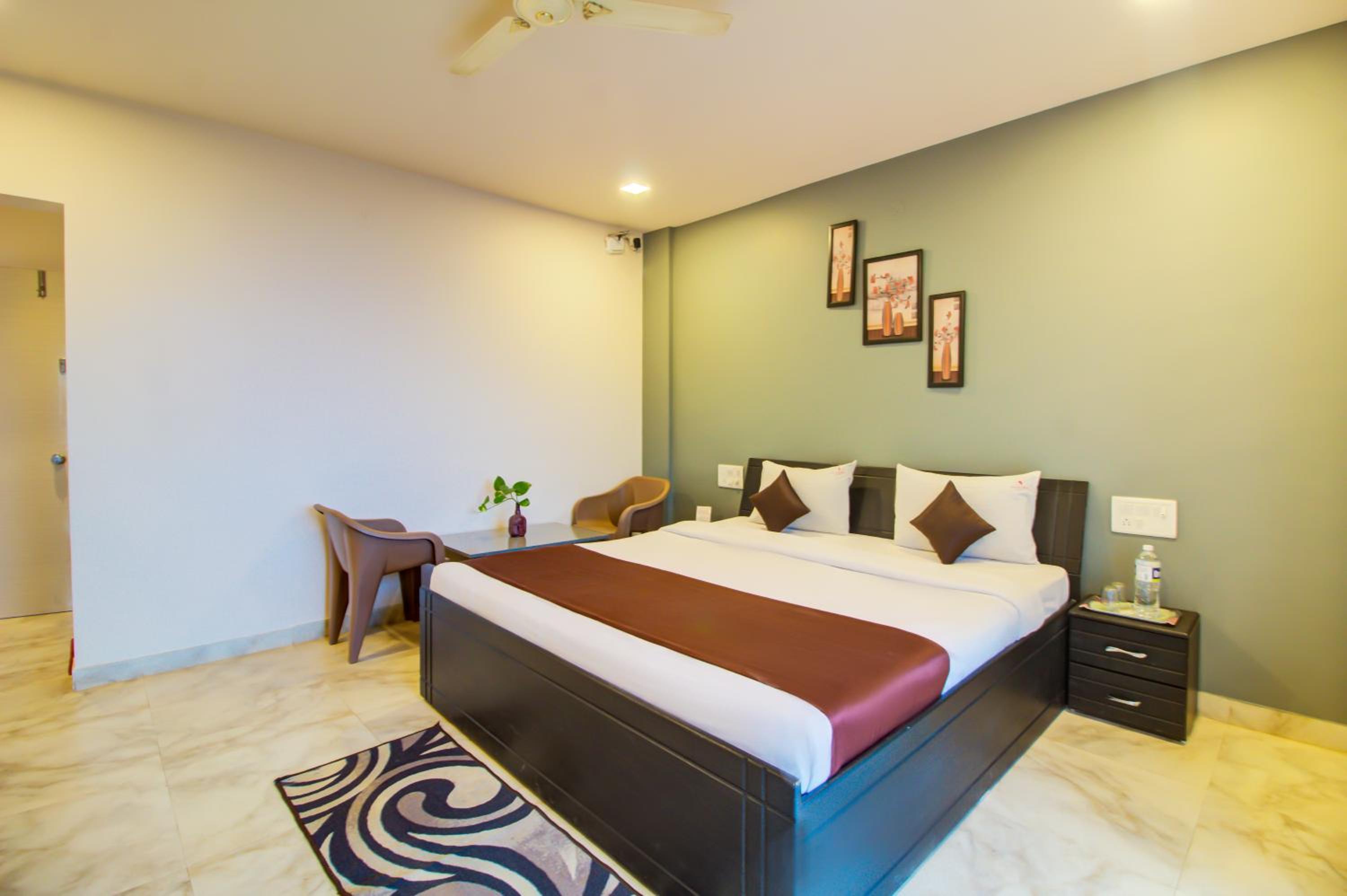 Deluxe Double Room with Balcony - Photo 12