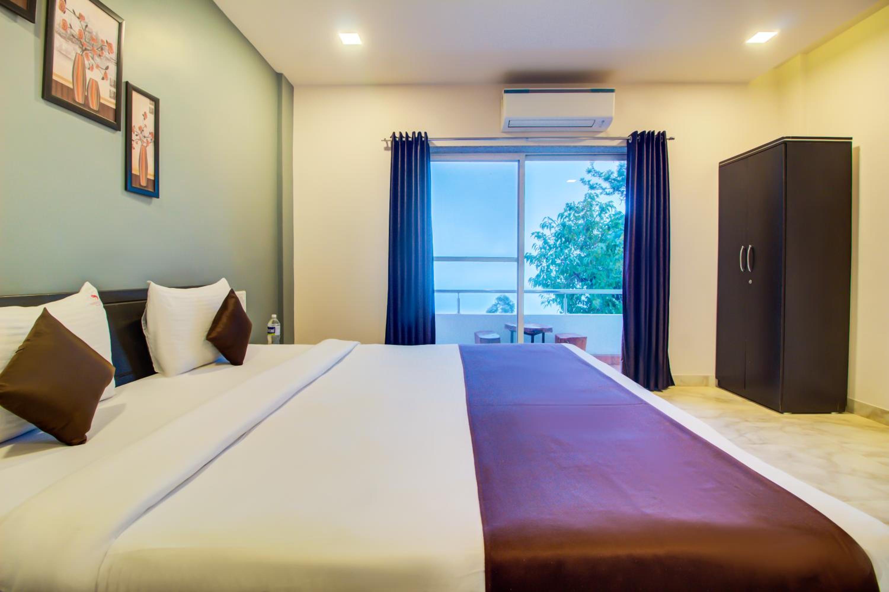 Deluxe Double Room with Balcony - Photo 11
