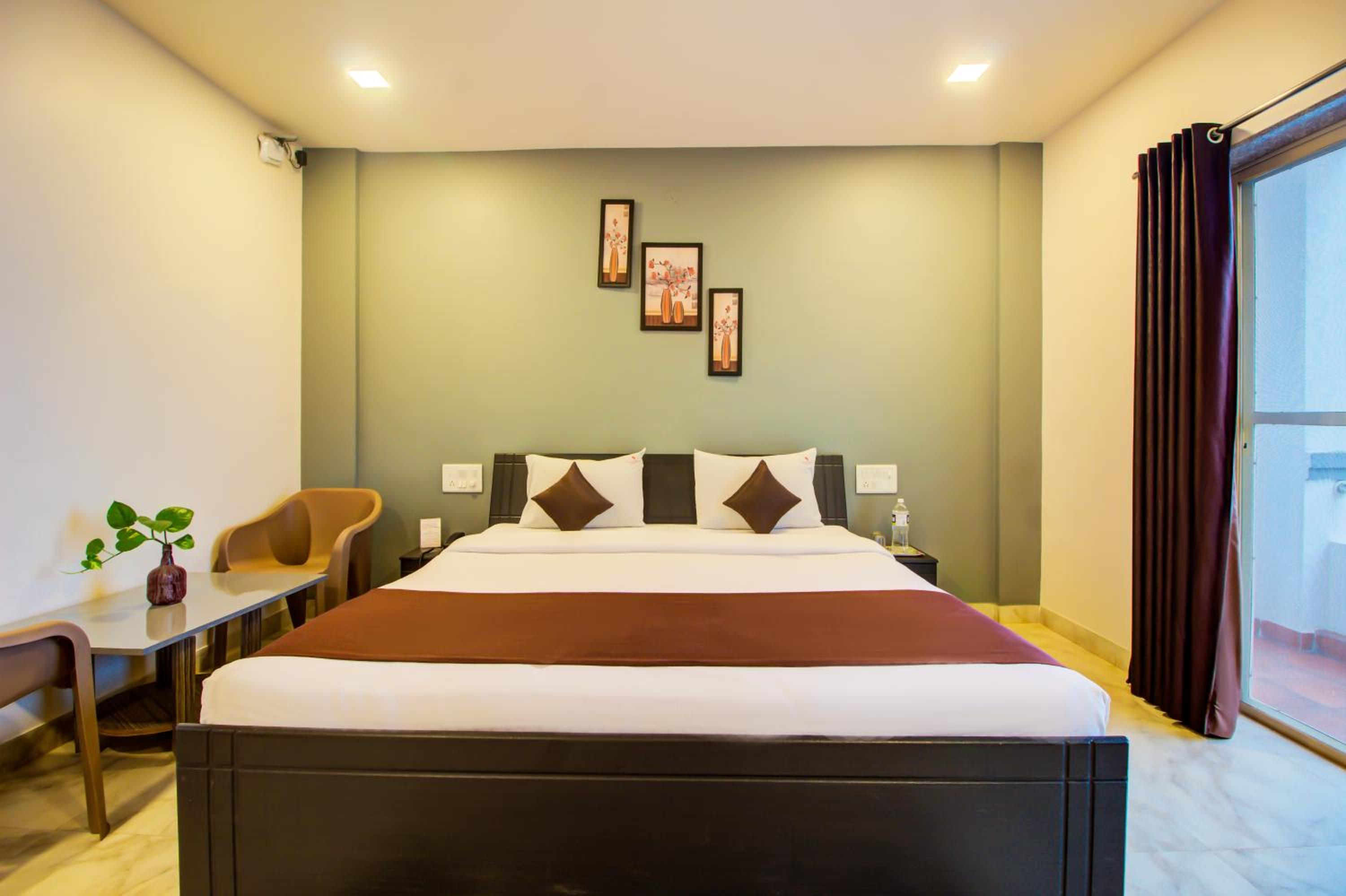 Deluxe Double Room with Balcony - Photo 10