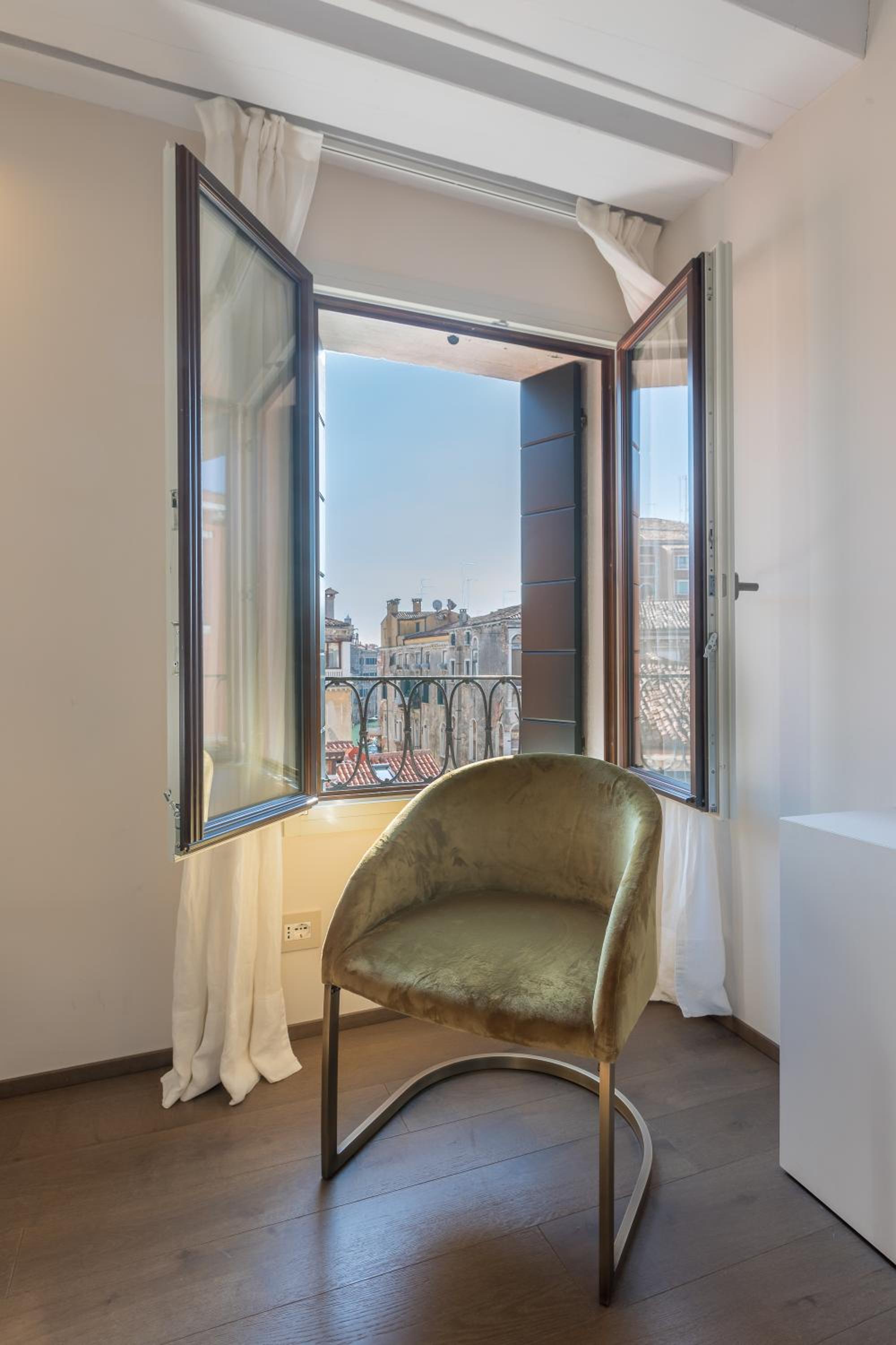 Superior Apartment with Lateral Canal View photo 2
