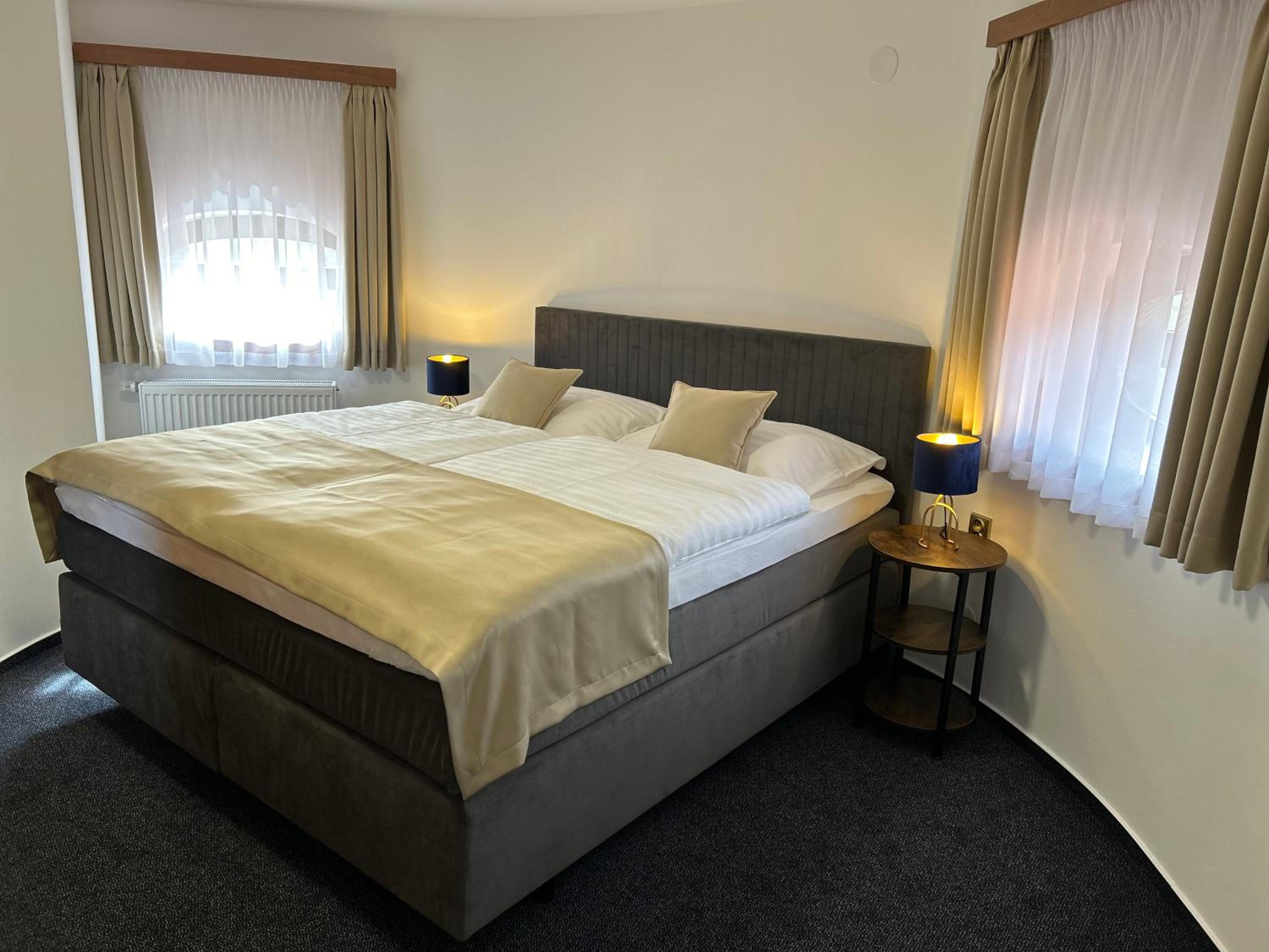 Deluxe King Room photo 1