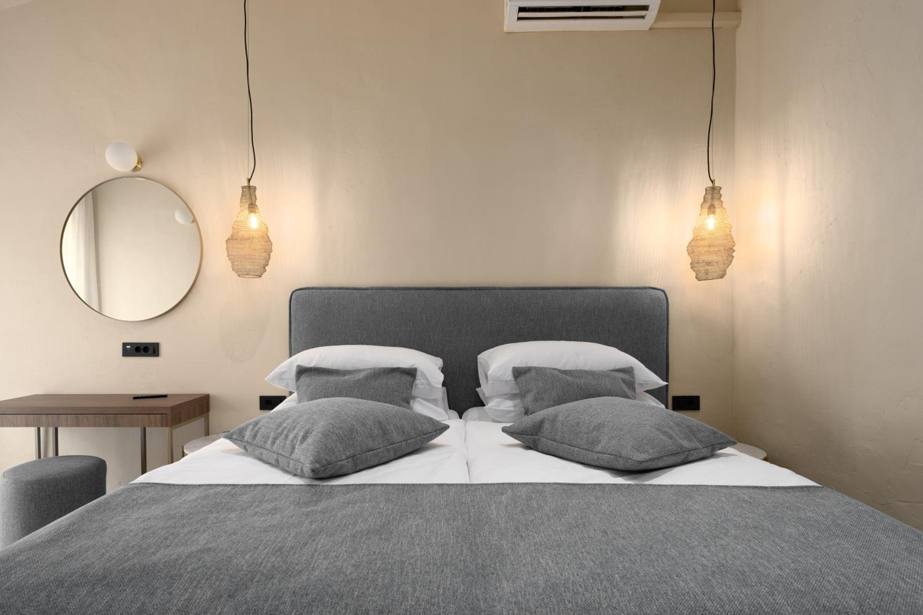Premium Double Room - Photo 7