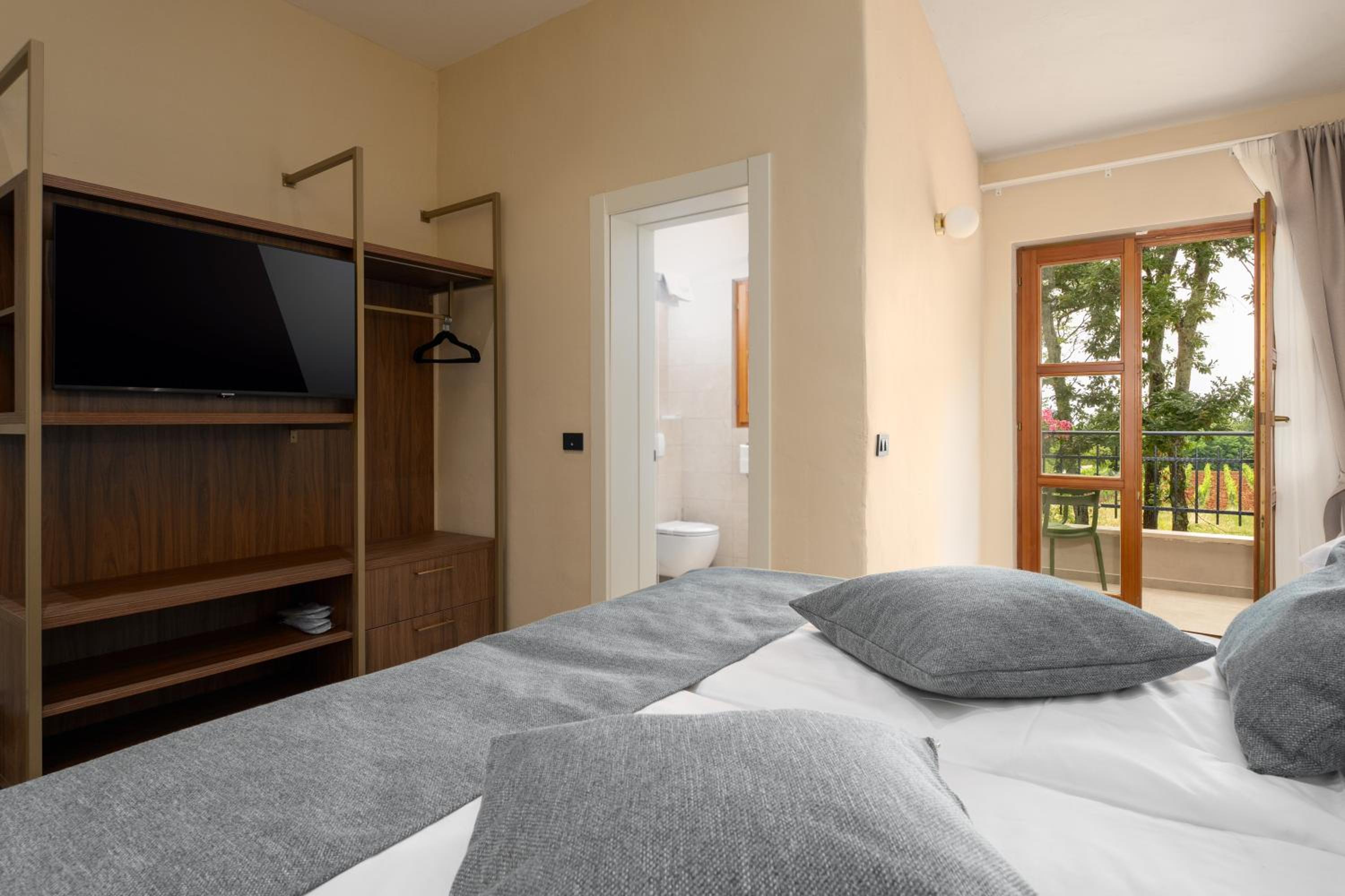 Premium Twin Room - Photo 1