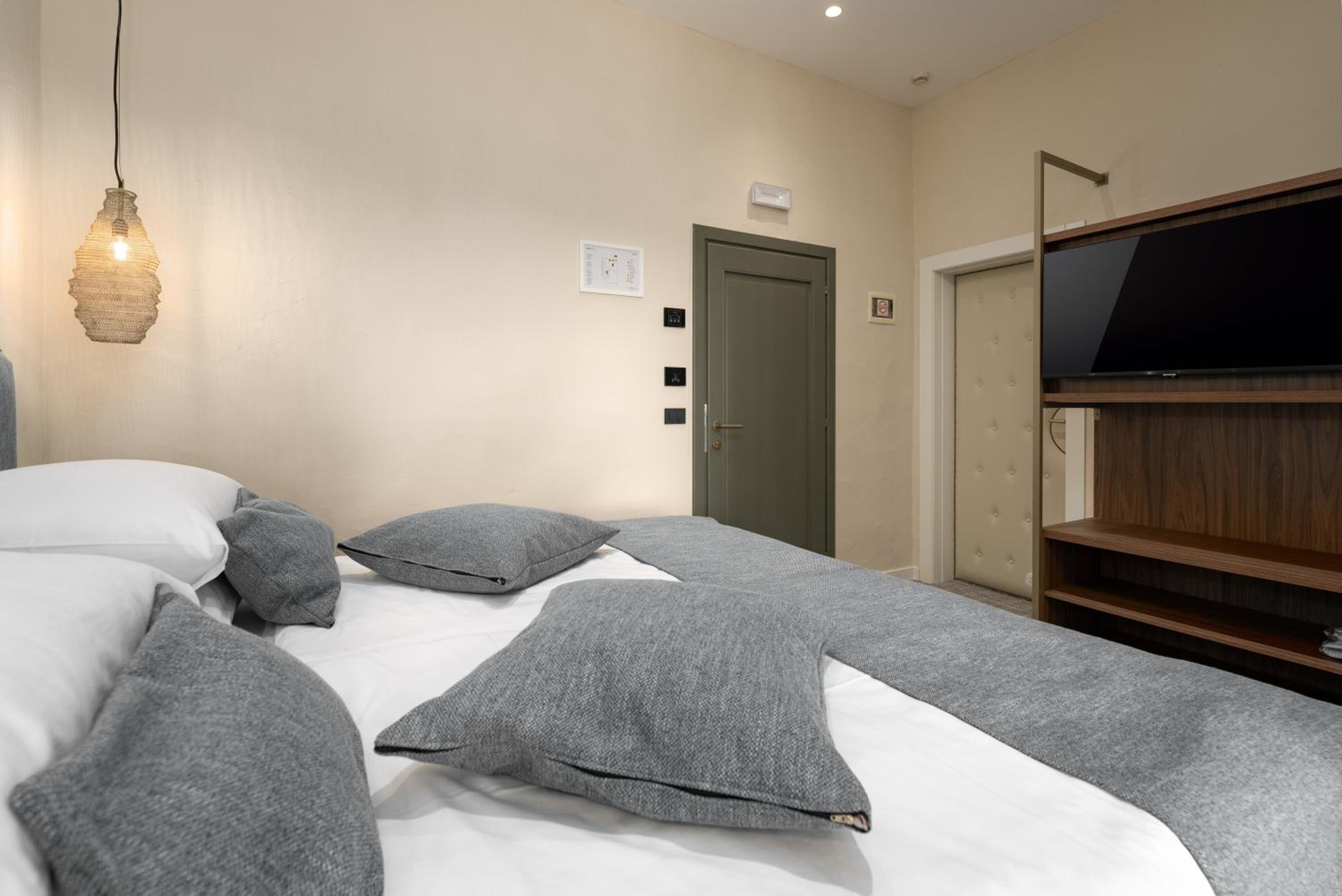 Premium Double Room - Photo 6