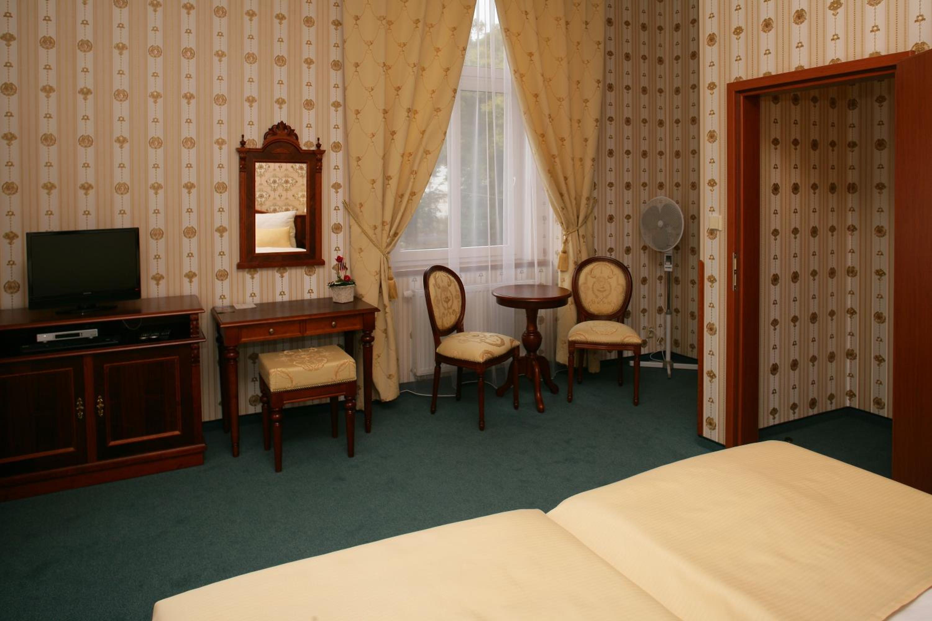 Double or Twin Room - Photo 10