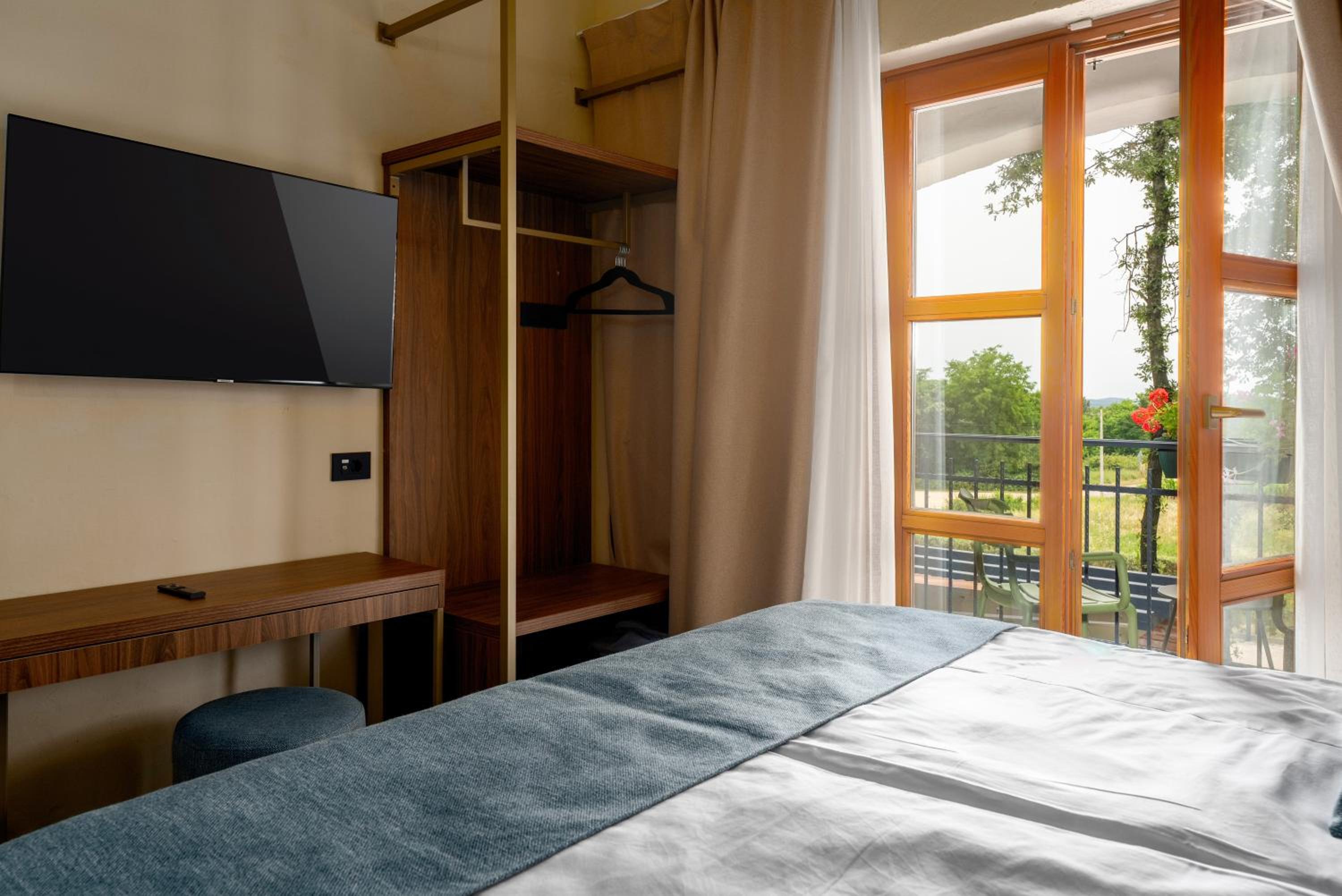 Premium Twin Room - Photo 5