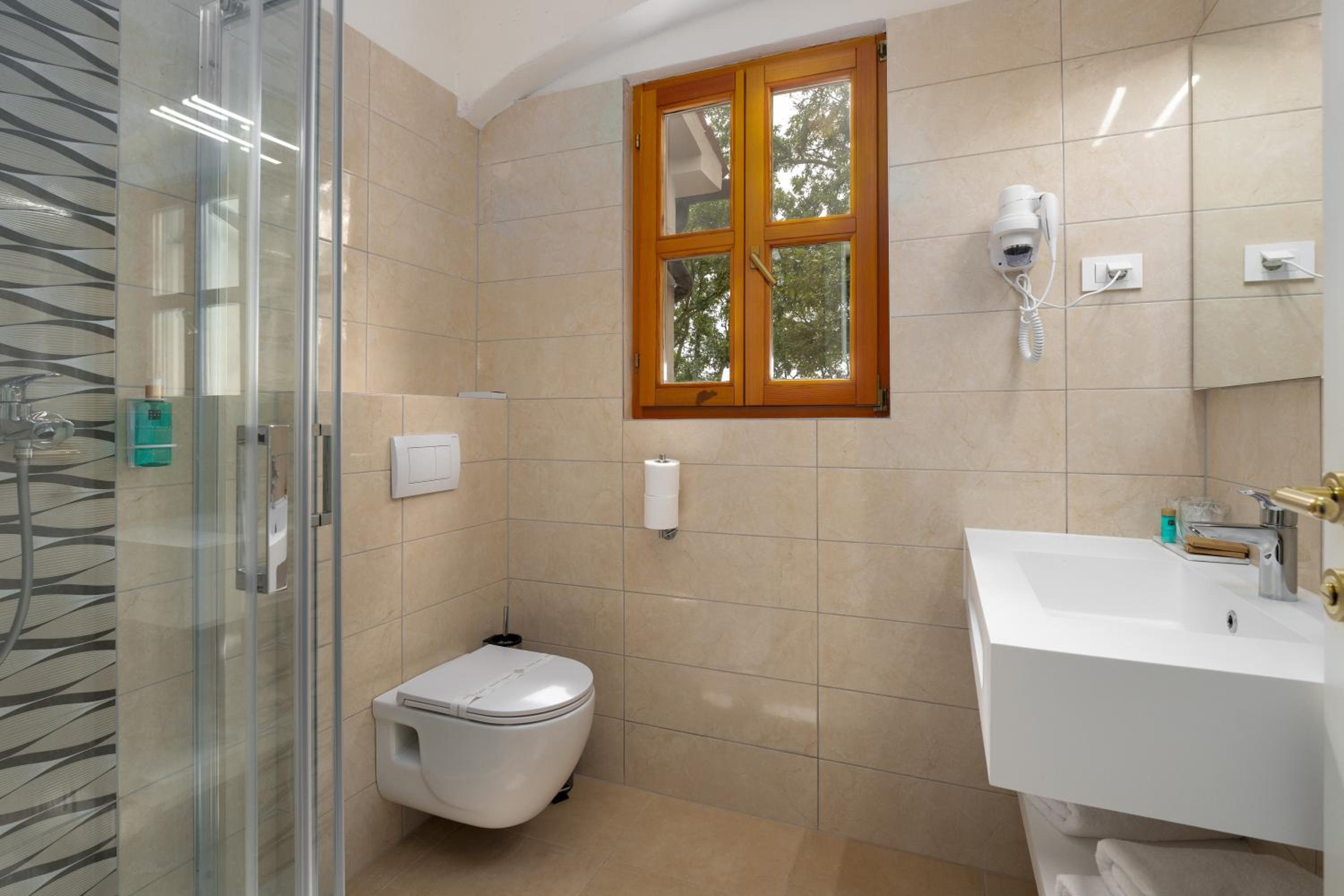 Premium Double Room - Photo 11