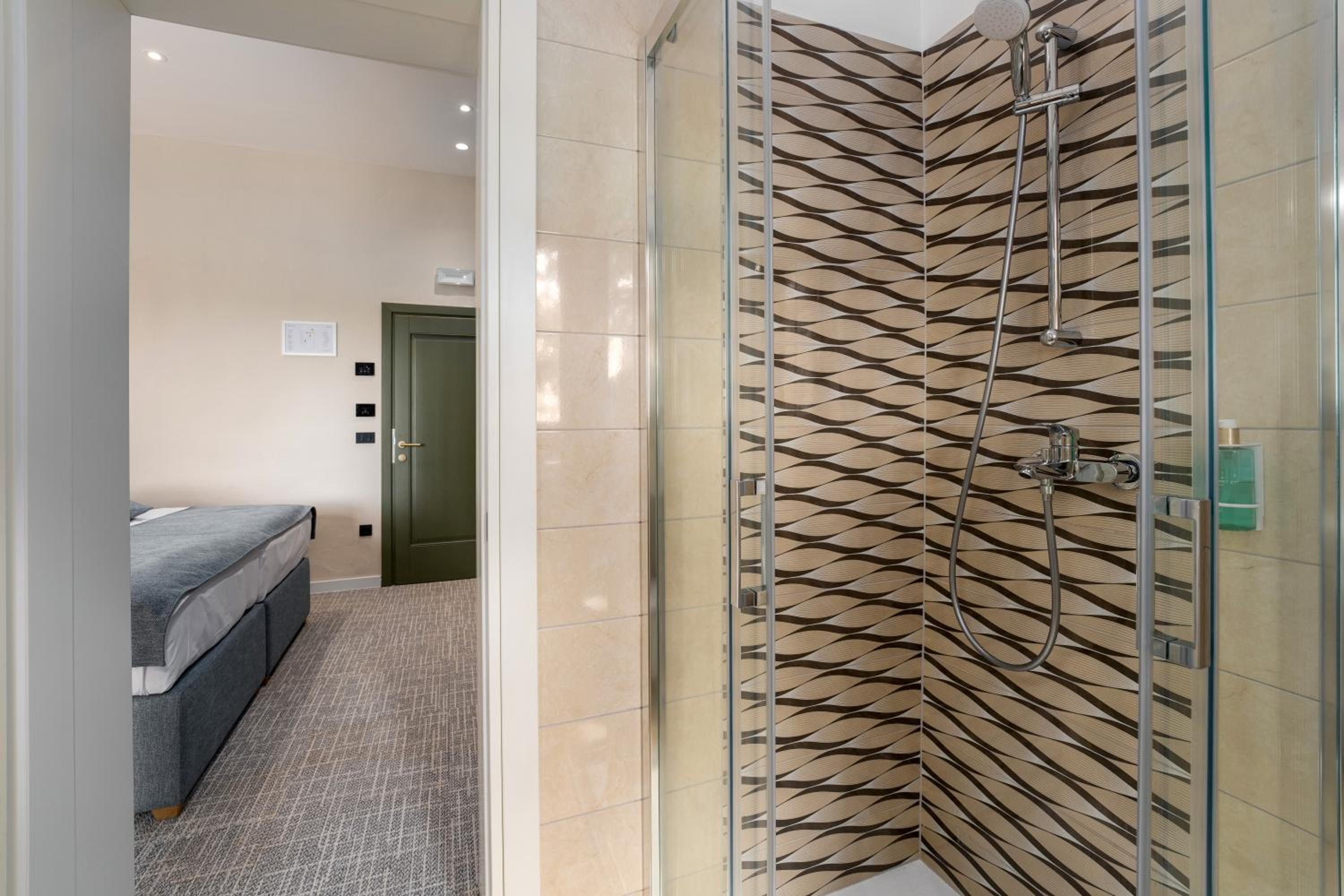 Premium Double Room - Photo 12