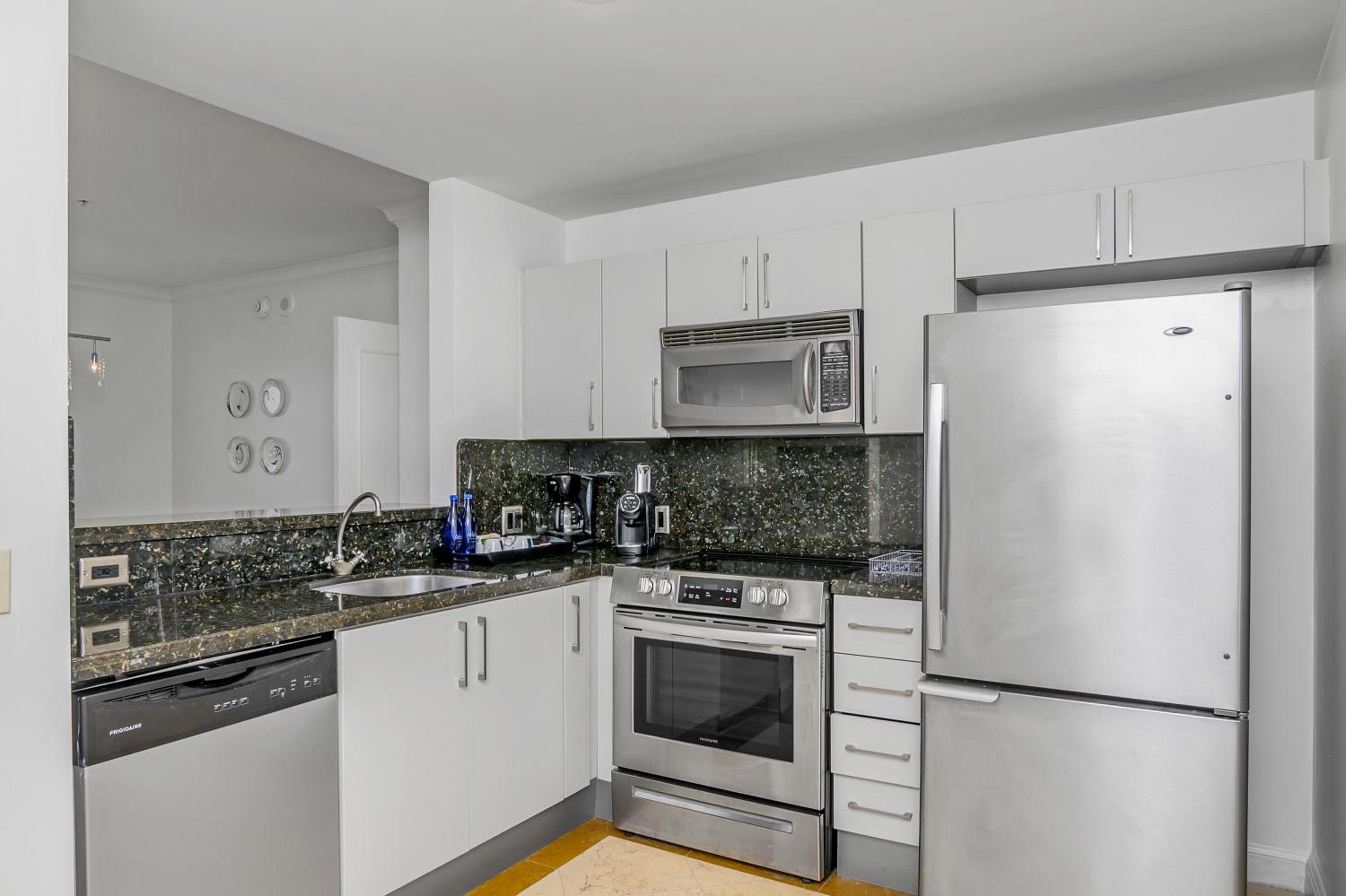 Penthouse Suite with City View thumbnail 5