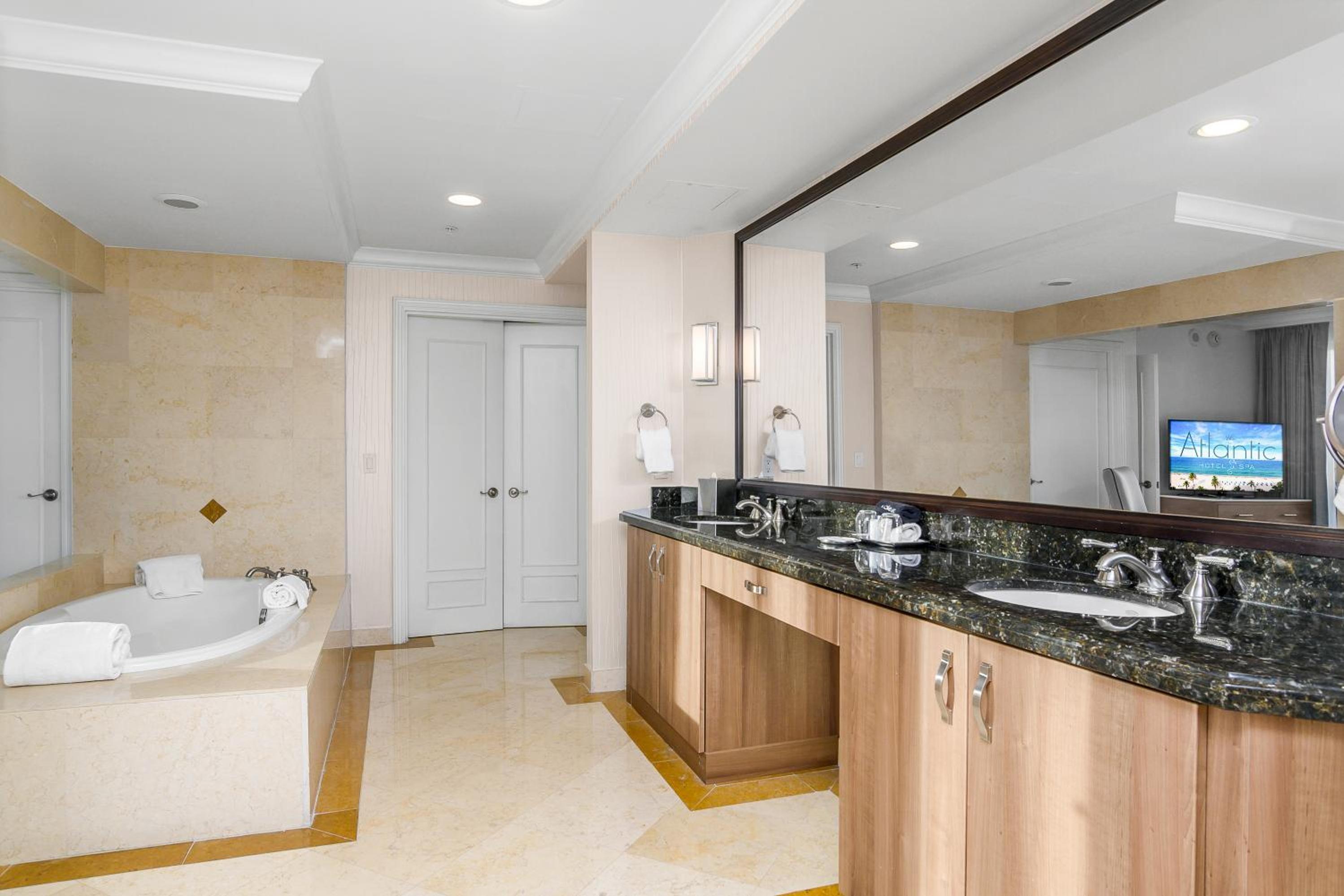 Penthouse Suite with City View thumbnail 6