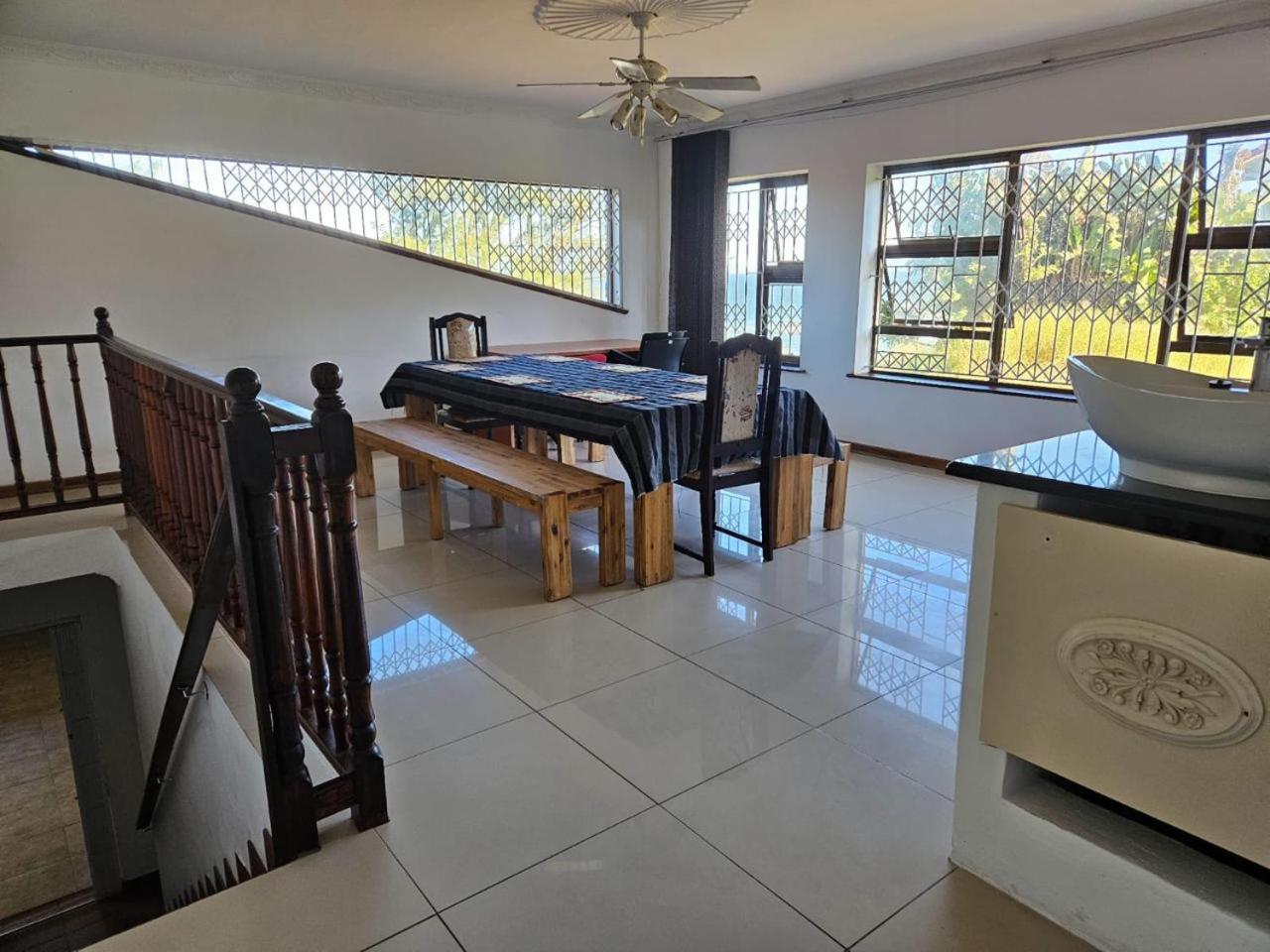 Six-Bedroom House photo 2